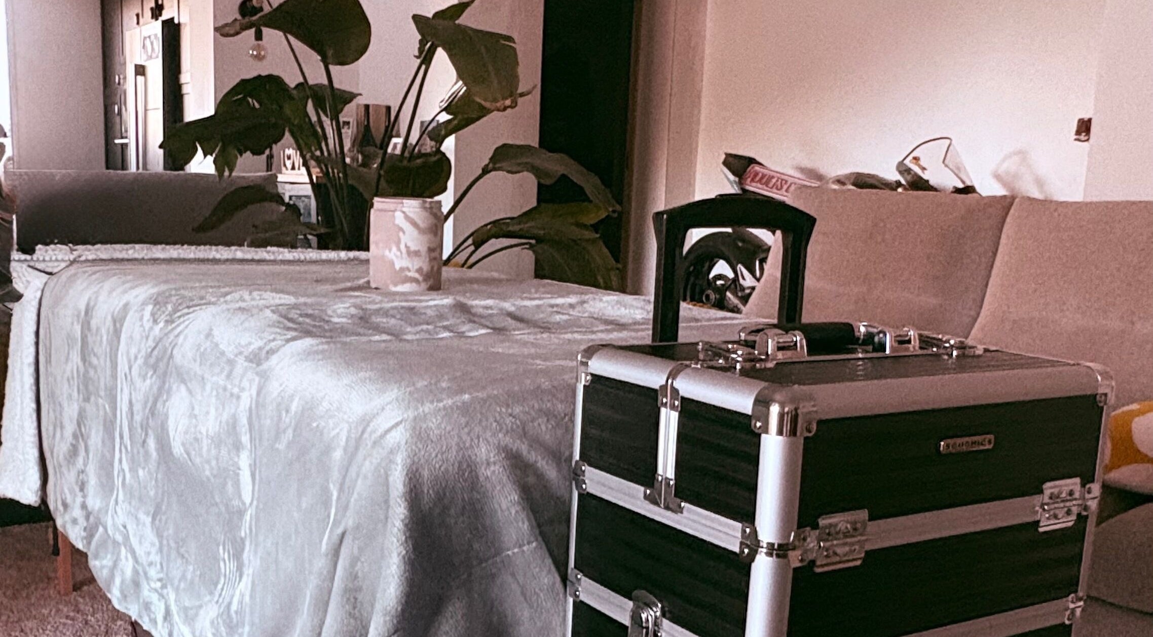 Intérieur paisible de Jardin Secret, Pierrefeu-du-Var, Provence-Alpes-Côte d'Azur, FR avec plante et déco apaisante.