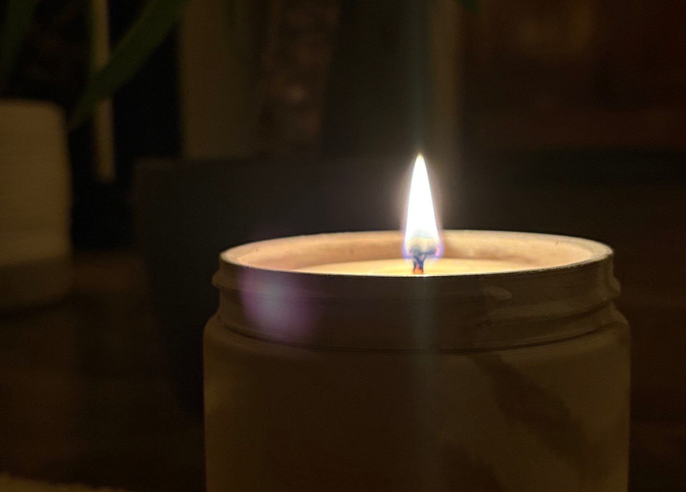 Bougie allumée créant une ambiance relaxante au Jardin secret, Pierrefeu-du-var, Provence-alpes-côte D'azur, FR.