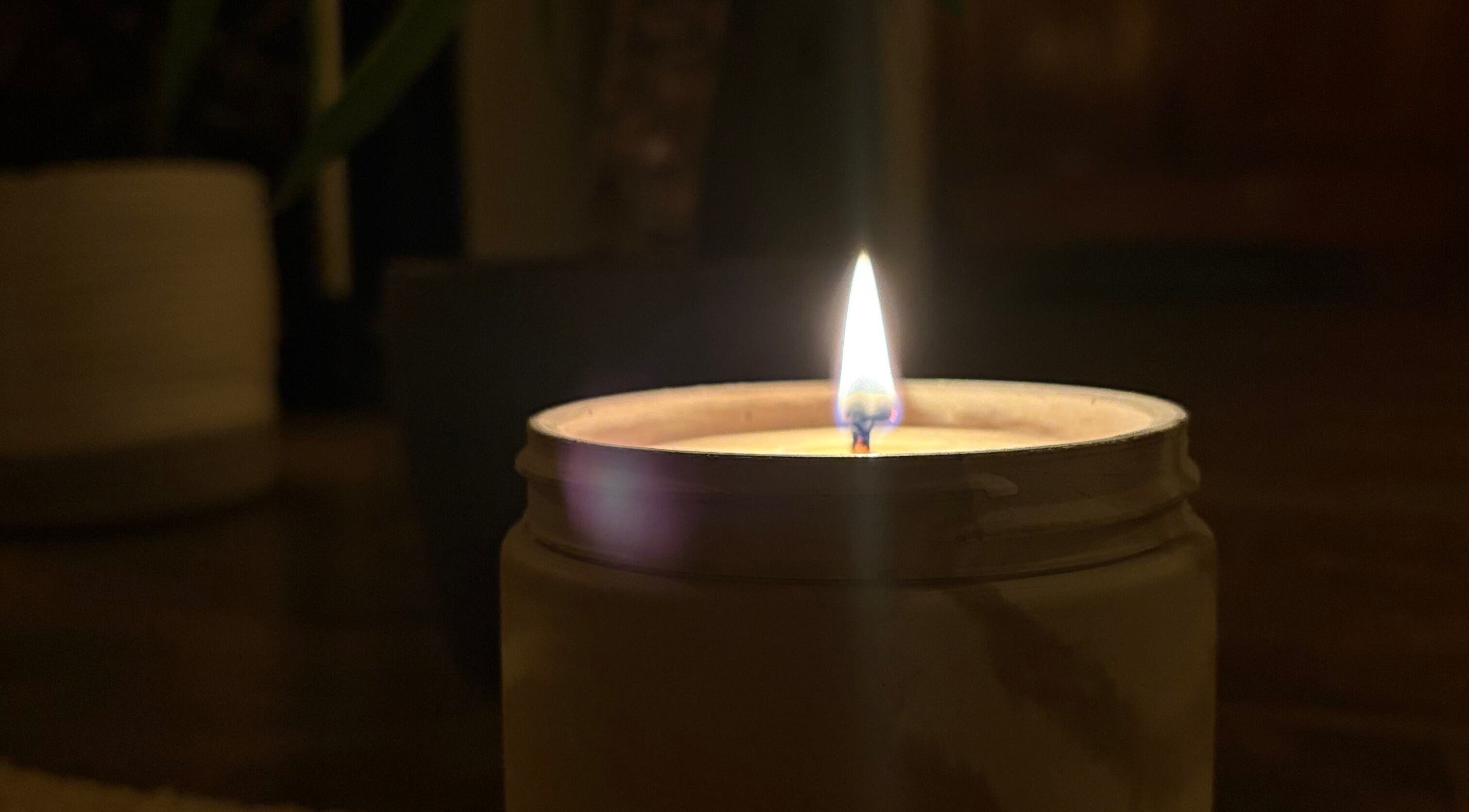 Bougie allumée créant une ambiance relaxante au Jardin secret, Pierrefeu-du-var, Provence-alpes-côte D'azur, FR.