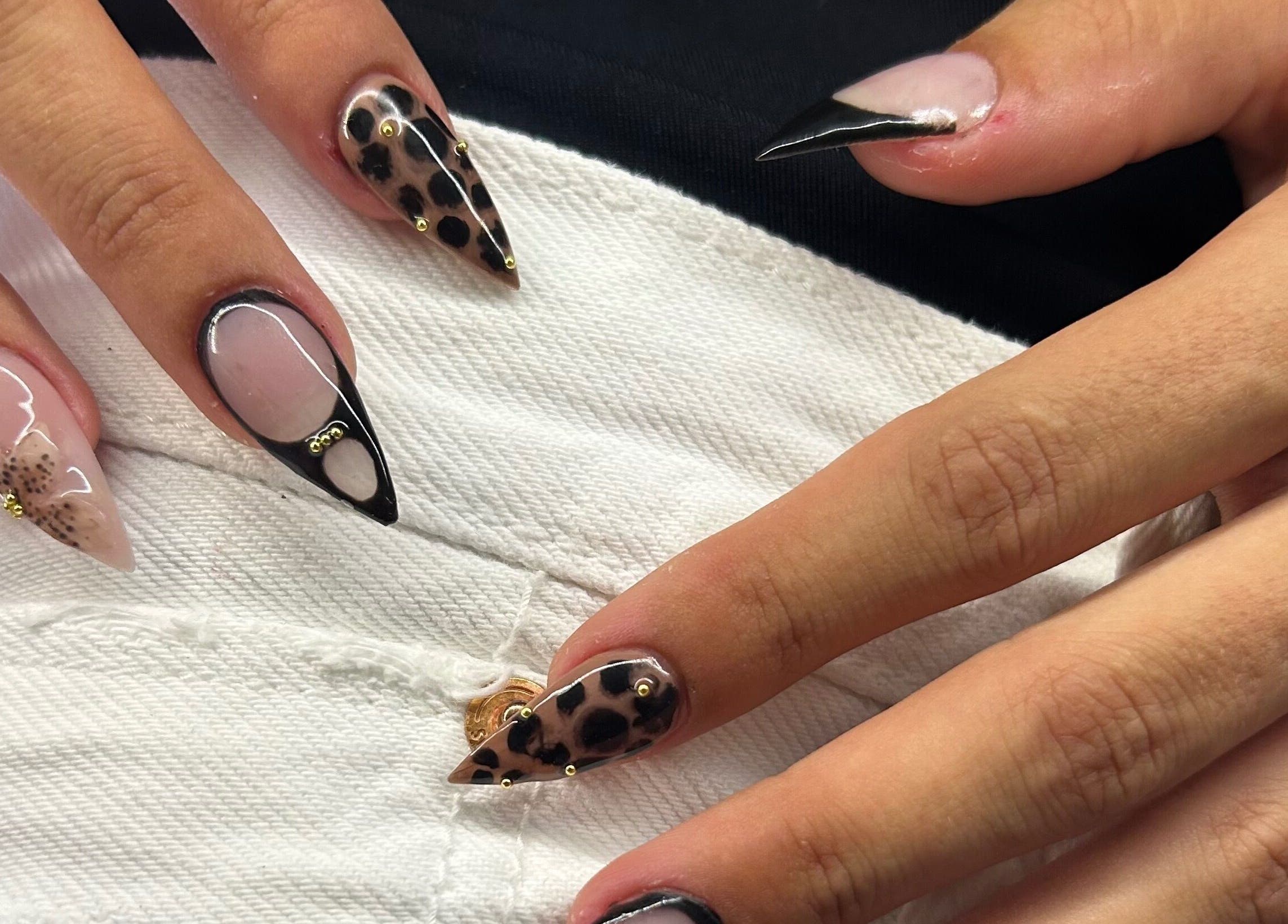 Manucure artistique à Écrin d’ambrya, Restinclières, Occitanie, FR. Design léopard et noir élégant.