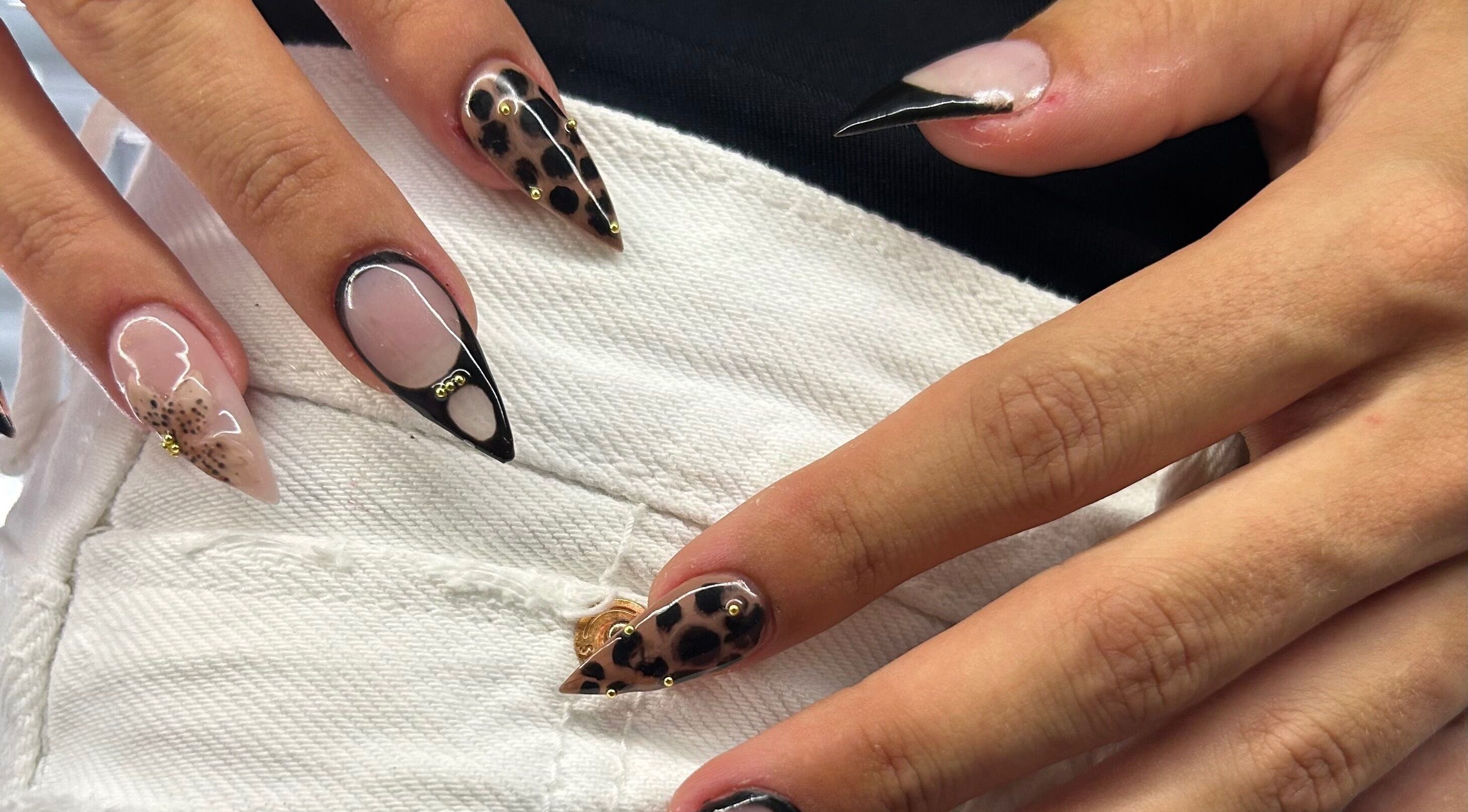 Manucure artistique à Écrin d’ambrya, Restinclières, Occitanie, FR. Design léopard et noir élégant.