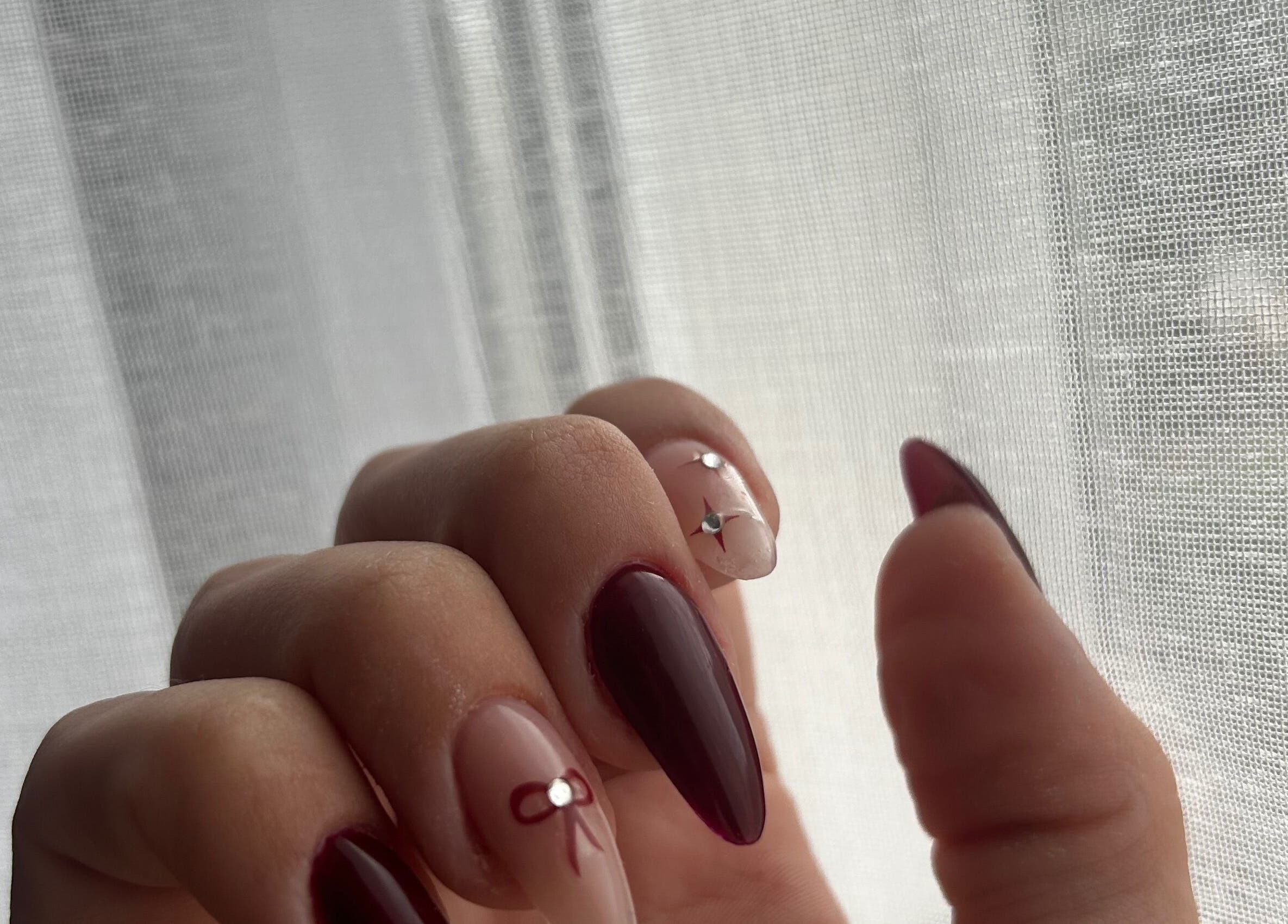 Ongles manucurés avec détails élégants à Écrin d’ambrya, Restinclières, Occitanie, FR.