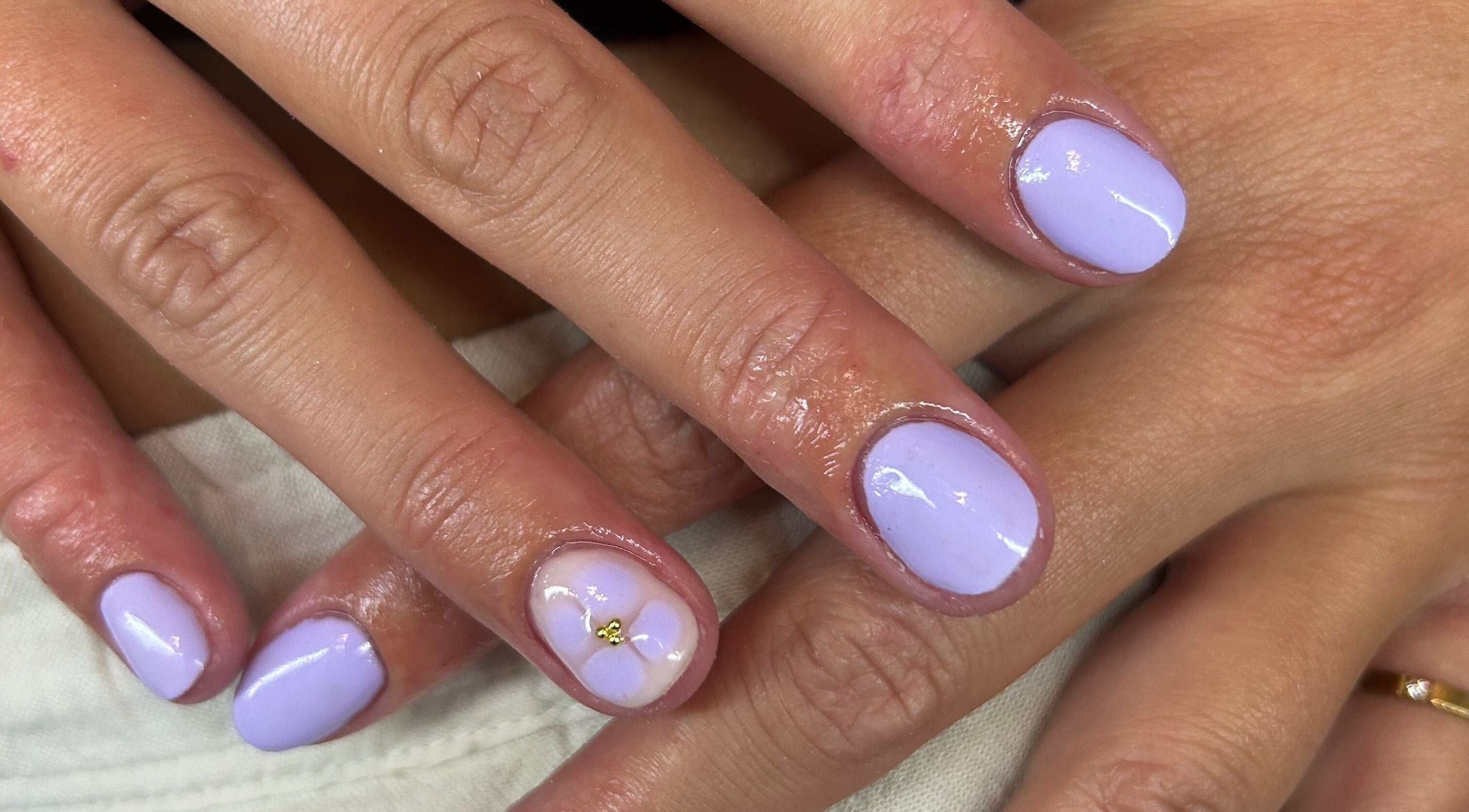 Manucure lavande avec une fleur à Écrin d’ambrya, Restinclières, Occitanie, FR.