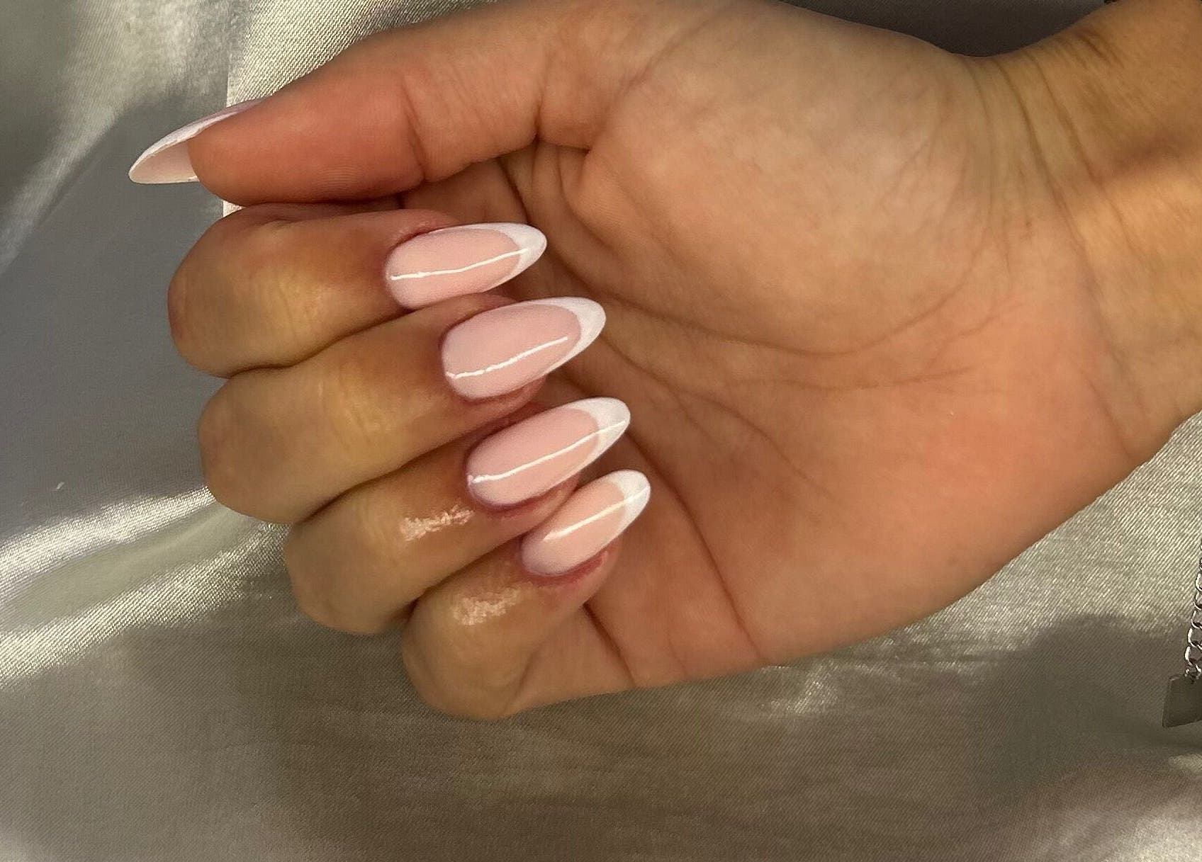 Des ongles élégants à Écrin d’ambrya, Restinclières, Occitanie, FR, brillent avec une finition parfaite.