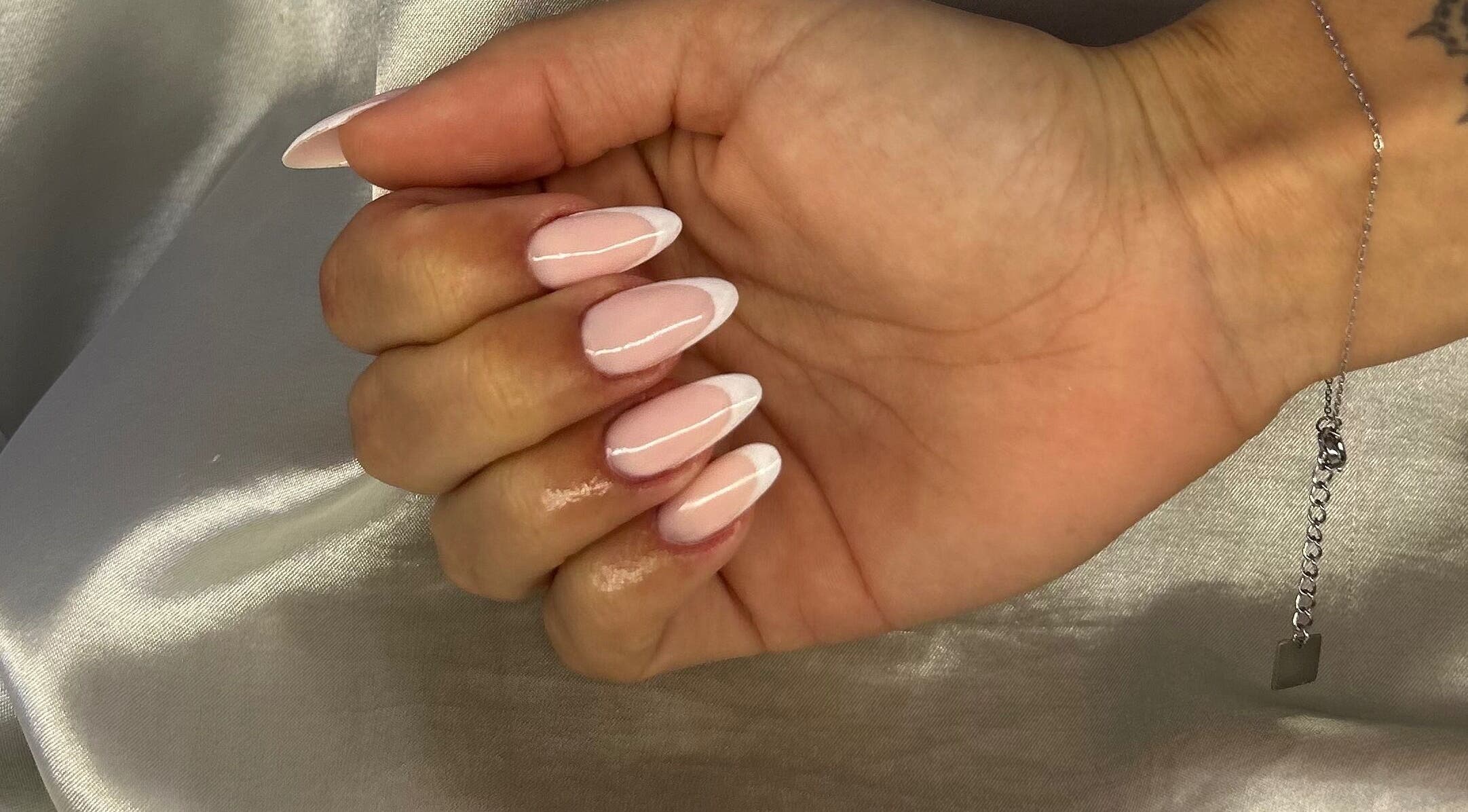 Des ongles élégants à Écrin d’ambrya, Restinclières, Occitanie, FR, brillent avec une finition parfaite.