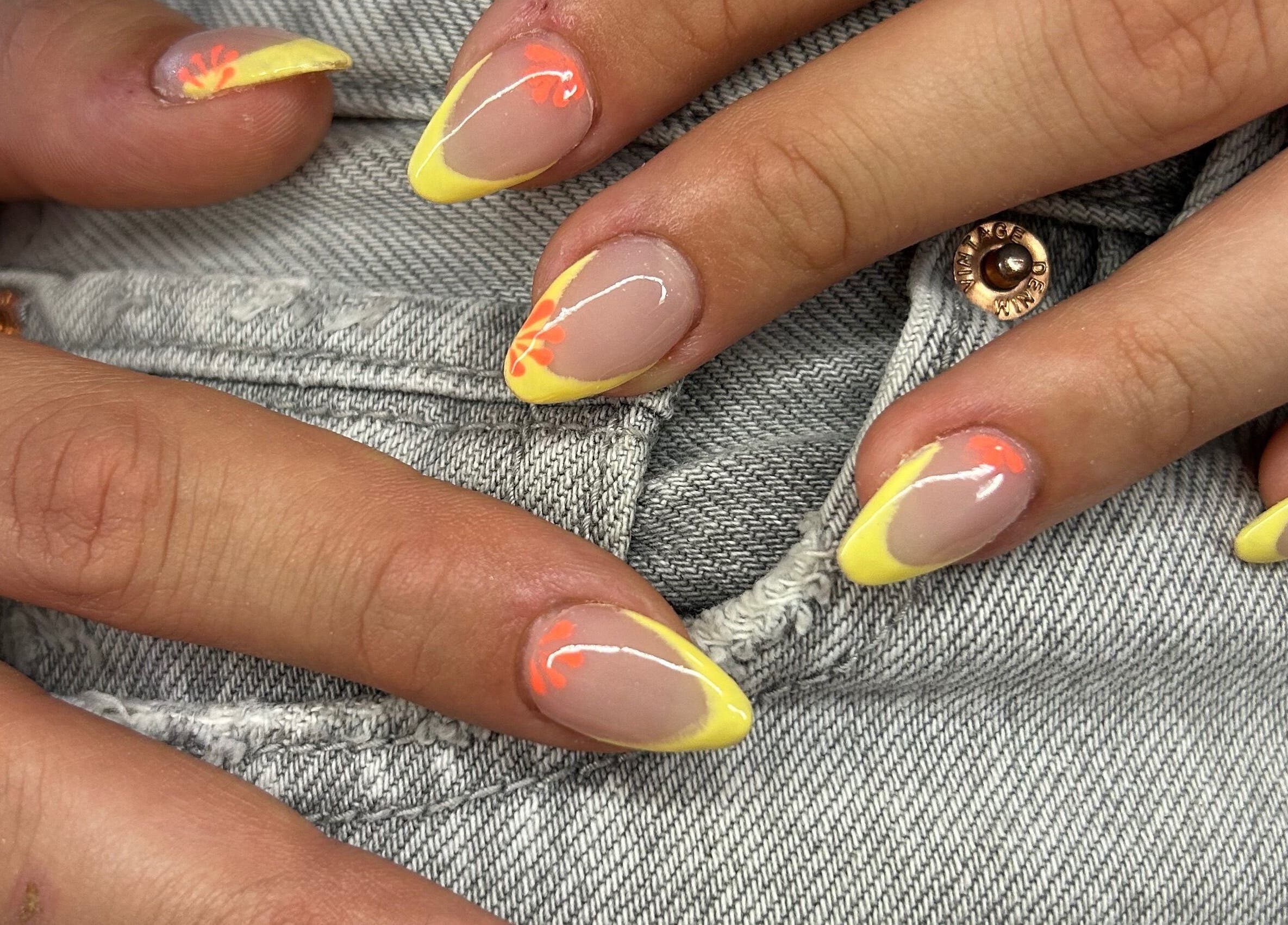 Stylish nail art in yellow at Écrin d’ambrya, Restinclières, Occitanie, FR, highlighting trendy design.