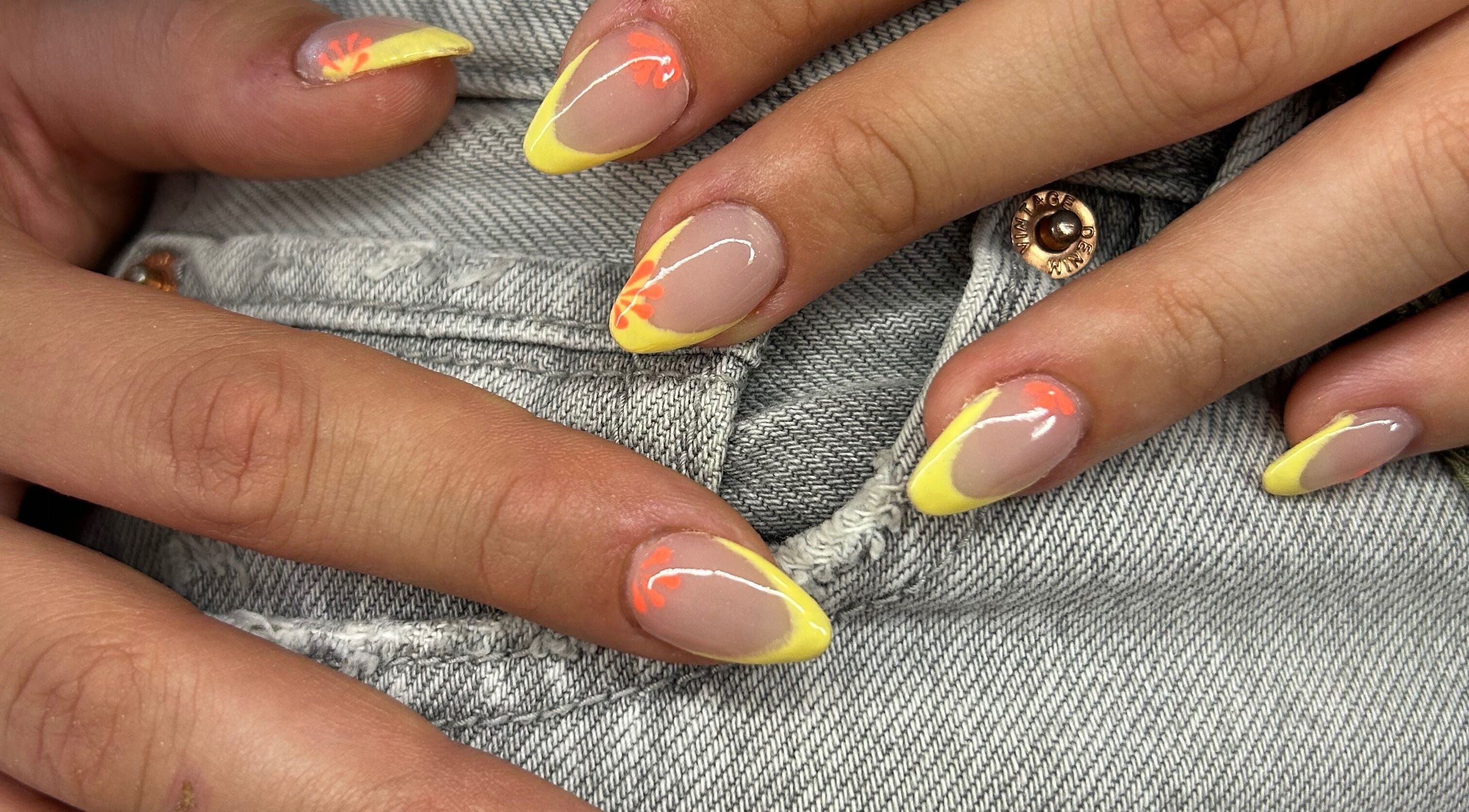 Stylish nail art in yellow at Écrin d’ambrya, Restinclières, Occitanie, FR, highlighting trendy design.