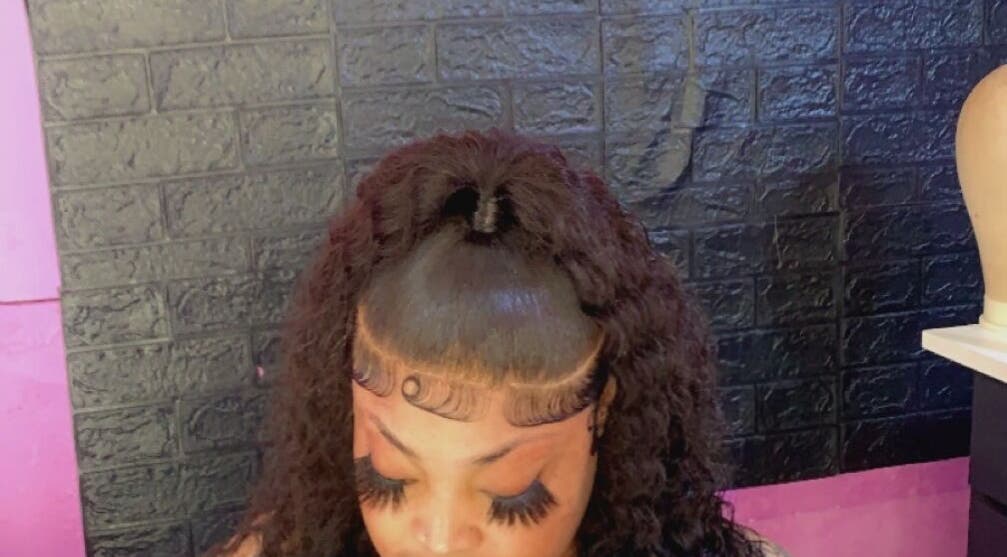 Beautiful curly hairstyle at SamSassyHair, Kingston, St. Andrew Parish, JM, showcasing expert styling.