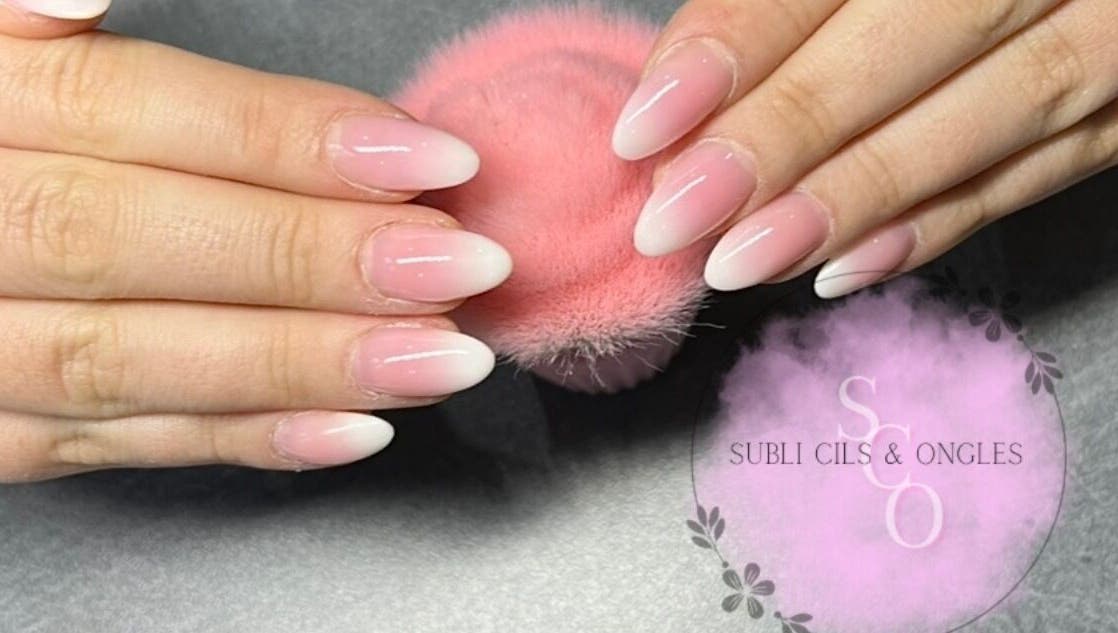 Magnifiques ongles roses avec logo de Subli Cils & Ongles à Gouvieux, Hauts-de-France, FR.