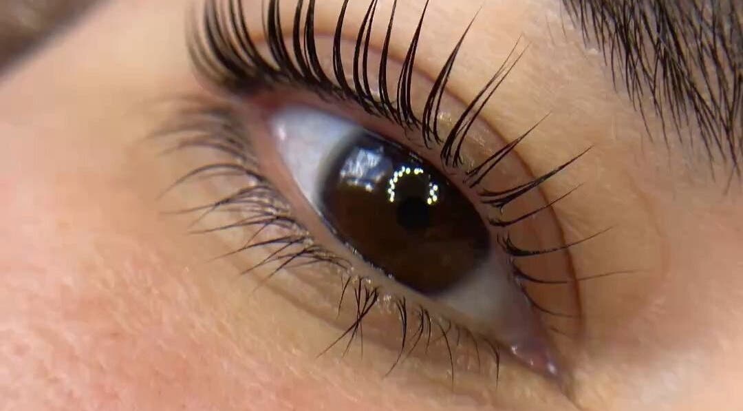 Close-up of expertly styled eyelashes at Mumi’s Salón Beauty, Rosario, Santa Fe, AR.