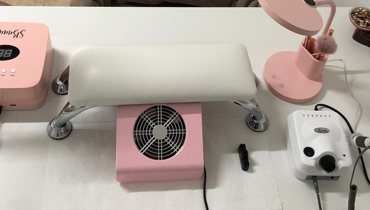Mesa de manicure moderna na Estética Lisboa, Lisboa, Lisboa, PT, equipada com ferramentas elegantes para cuidados das unhas.