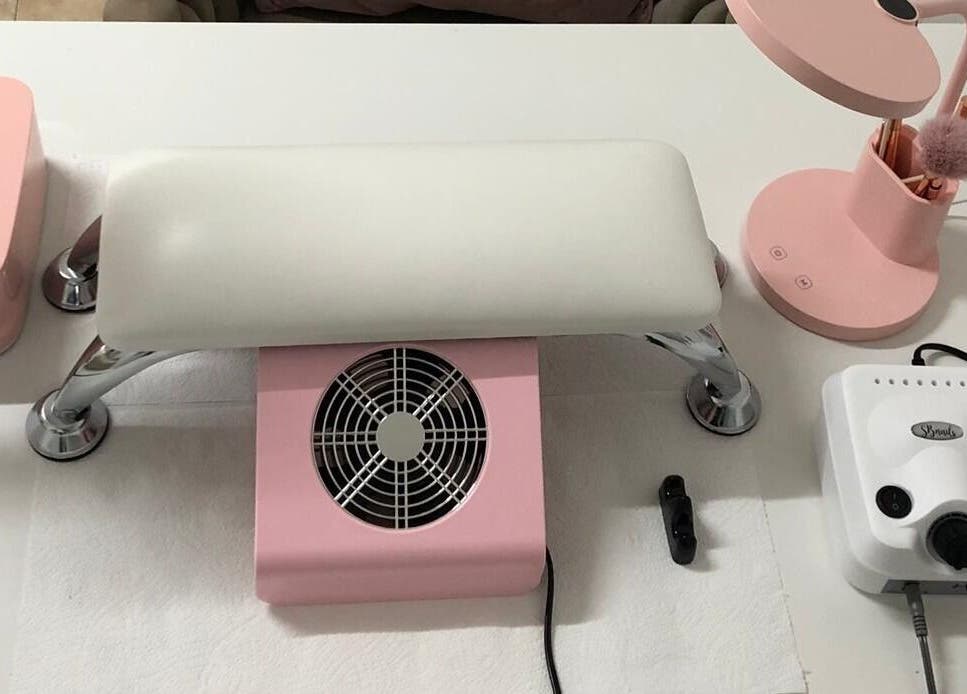 Mesa de manicure moderna na Estética Lisboa, Lisboa, Lisboa, PT, equipada com ferramentas elegantes para cuidados das unhas.