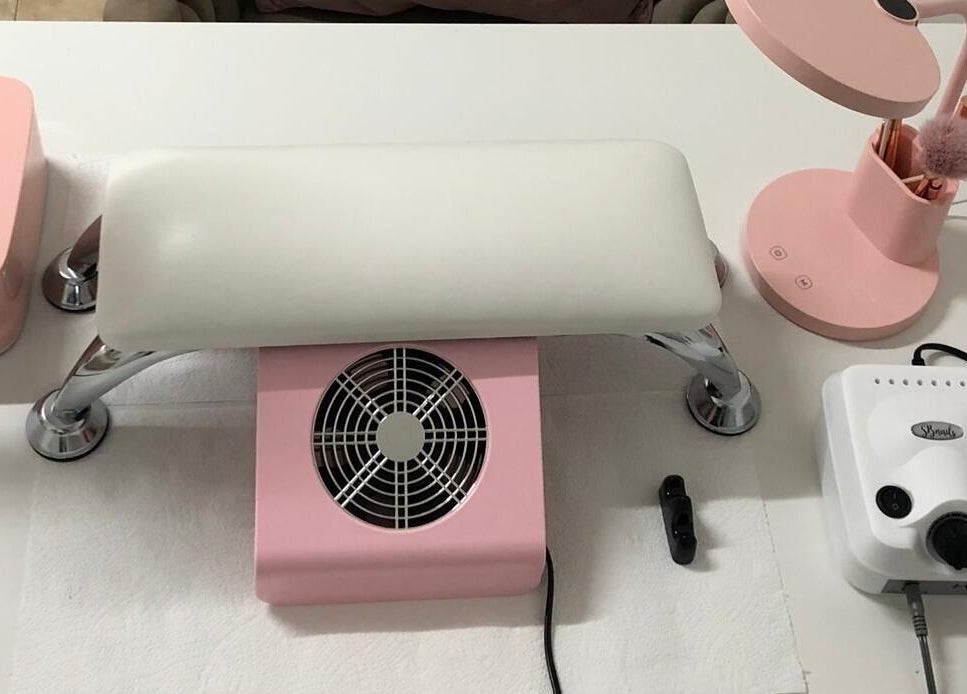 Mesa de manicure moderna na Estética Lisboa, Lisboa, Lisboa, PT, equipada com ferramentas elegantes para cuidados das unhas.