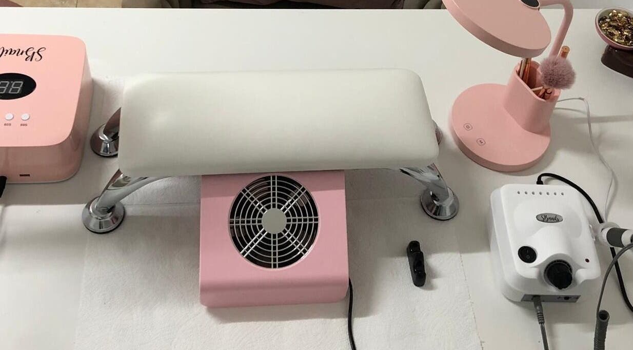 Mesa de manicure moderna na Estética Lisboa, Lisboa, Lisboa, PT, equipada com ferramentas elegantes para cuidados das unhas.