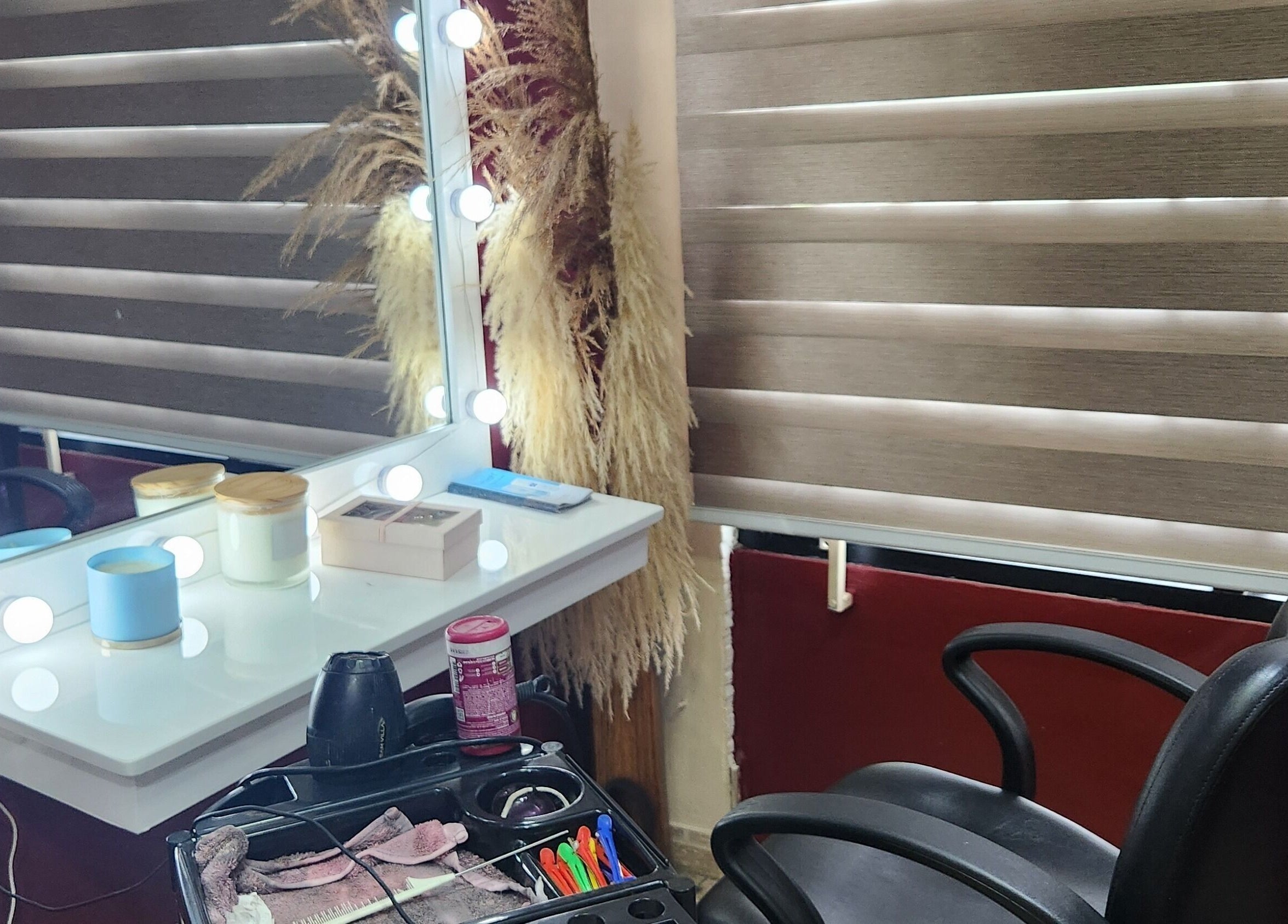 Beauty by Pascalle salon chair and vanity mirror with lights in Paramaribo Noord, SR.
