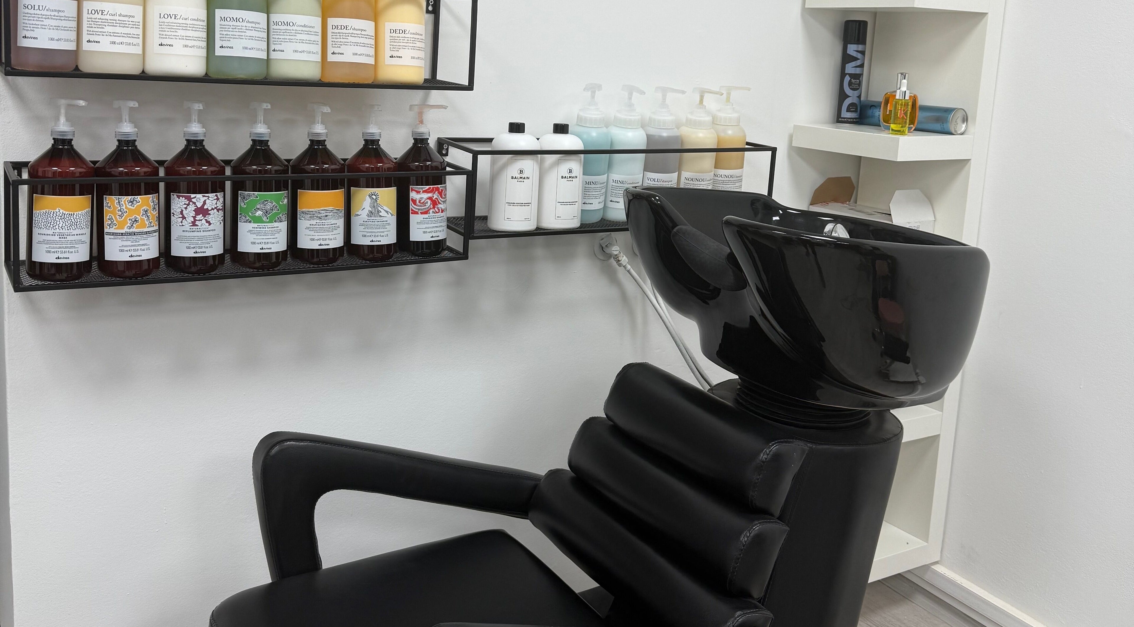 Modern wash station at MM HAIR STUDIO, Sofia, Sofia, BG showcasing stylish design and product display.