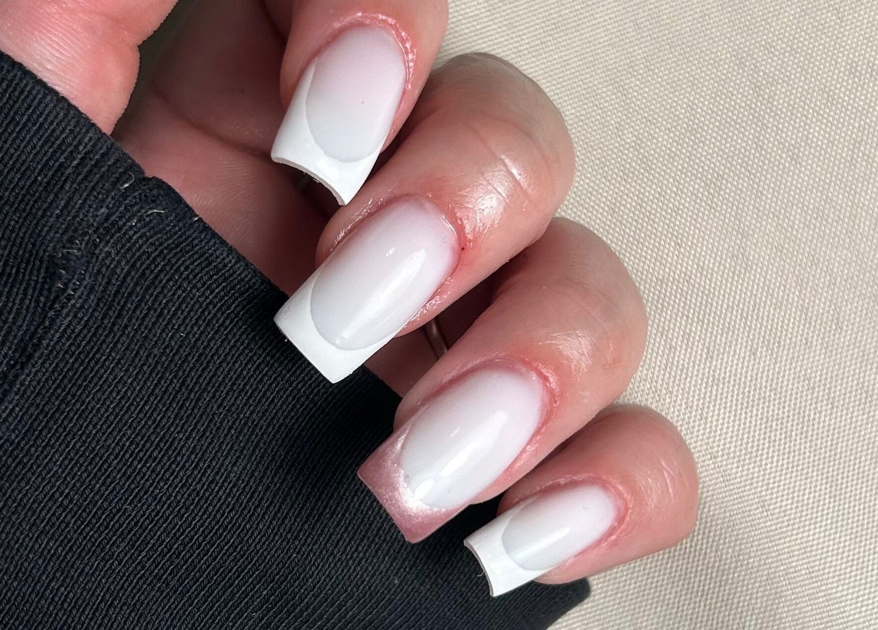 Manucure française élégante chez Ogee.nails69 à Décines-charpieu, Auvergne-rhône-alpes, FR.