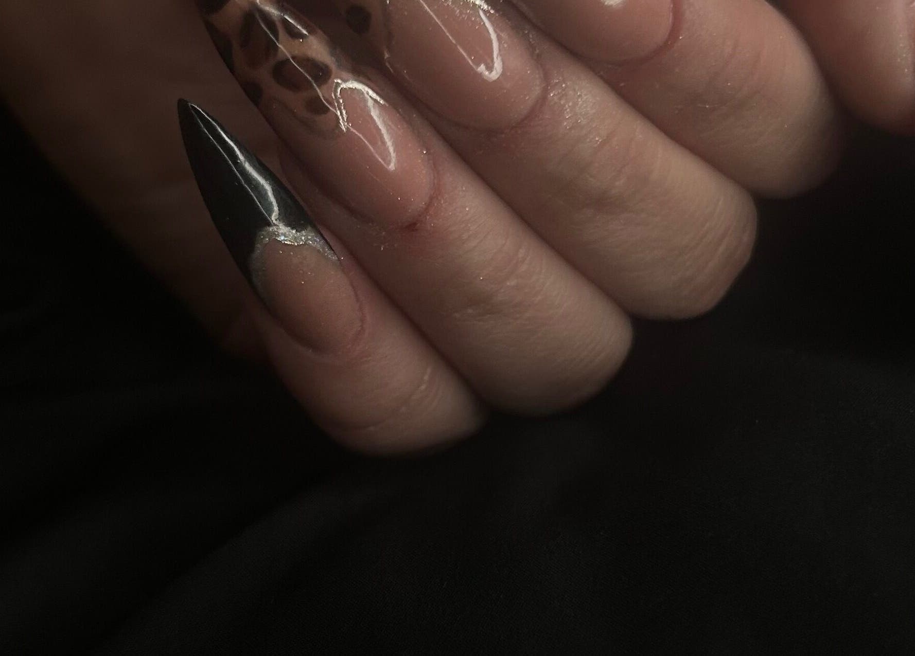 Manucure élégante avec motifs léopard à Ogee.nails69, Décines-charpieu, Auvergne-rhône-alpes, FR.