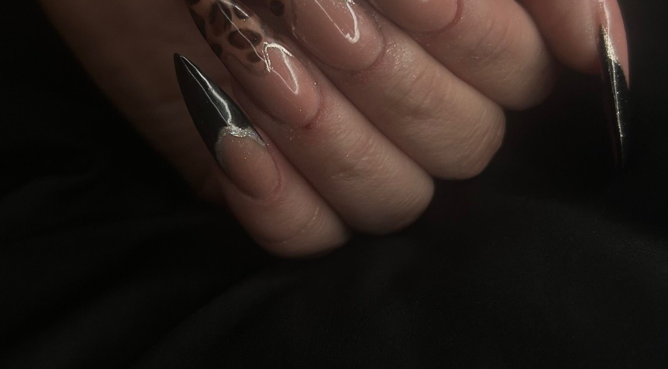 Manucure élégante avec motifs léopard à Ogee.nails69, Décines-charpieu, Auvergne-rhône-alpes, FR.