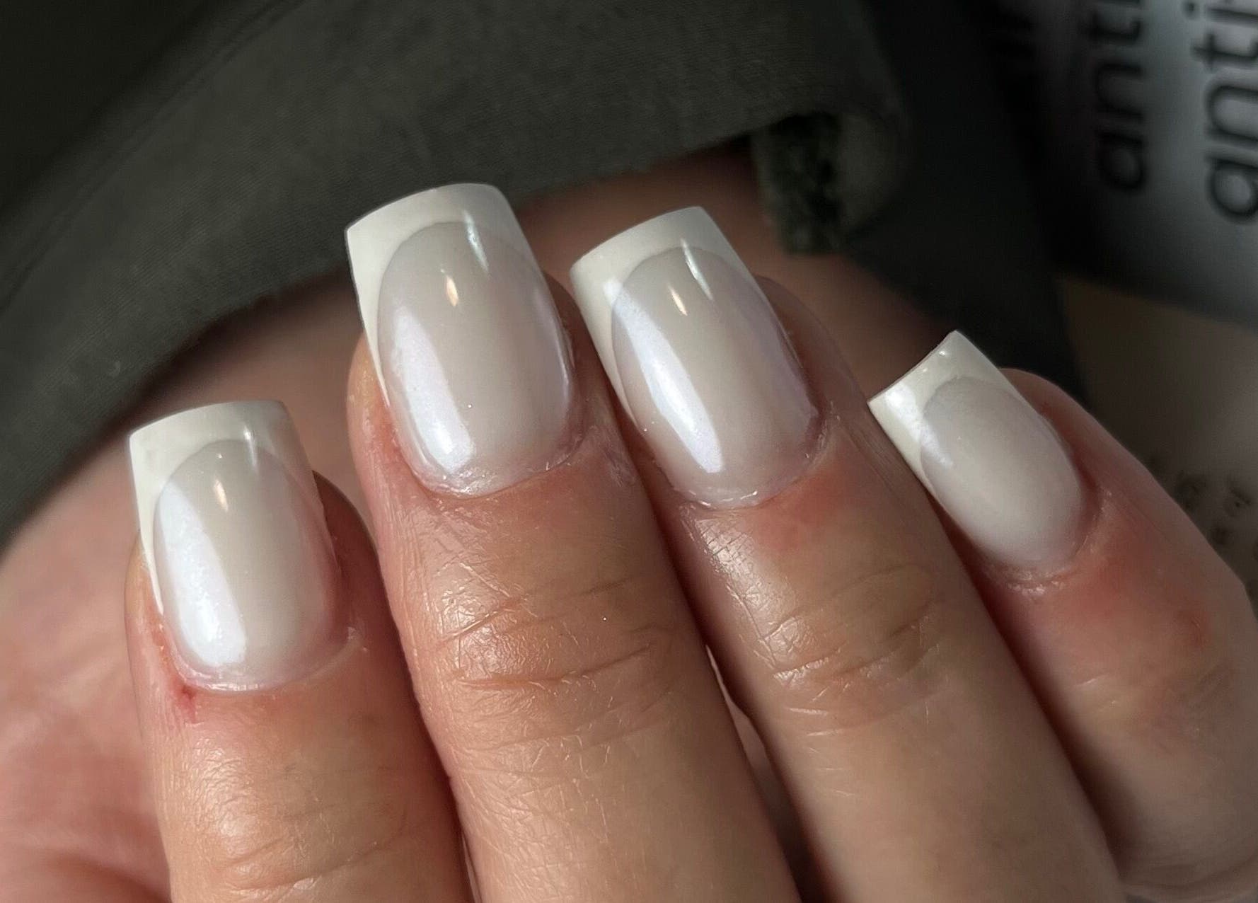 Nail art blanc élégant par Ogee.nails69 à Décines-charpieu, Auvergne-rhône-alpes, FR.