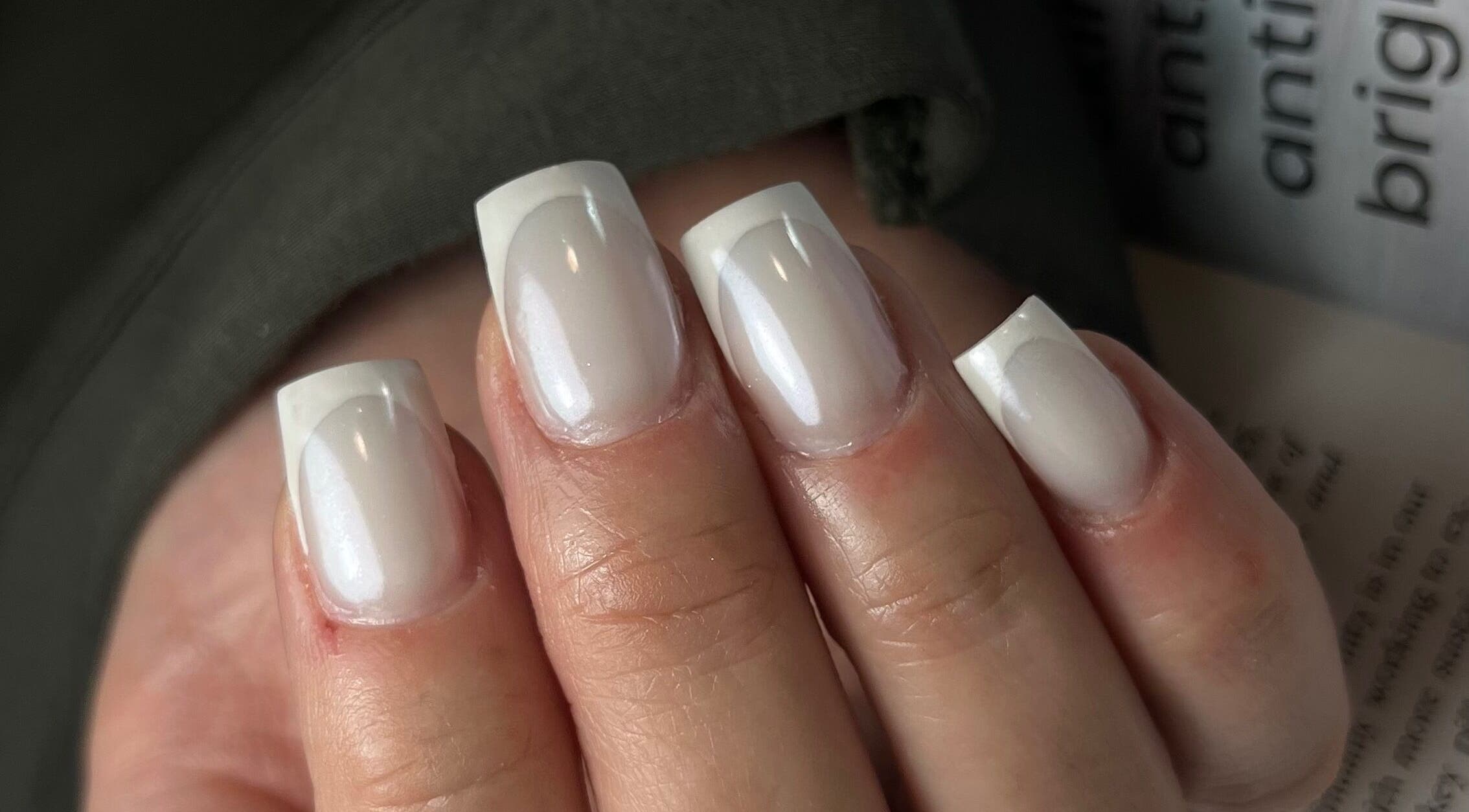 Nail art blanc élégant par Ogee.nails69 à Décines-charpieu, Auvergne-rhône-alpes, FR.