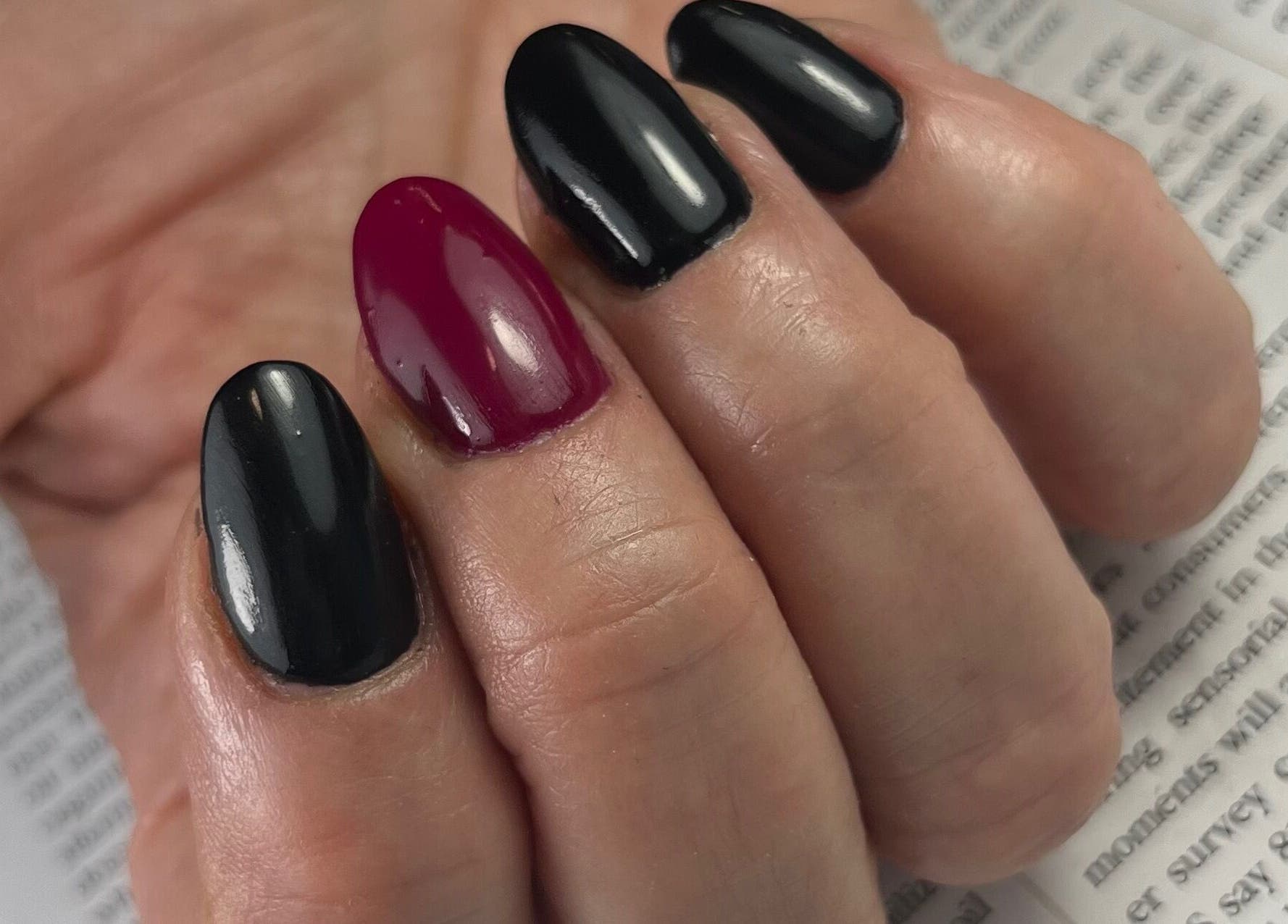 Ongles vernis noir et rouge à Ogee.nails69, Décines-charpieu, Auvergne-rhône-alpes, FR. Look élégant et sophistiqué.