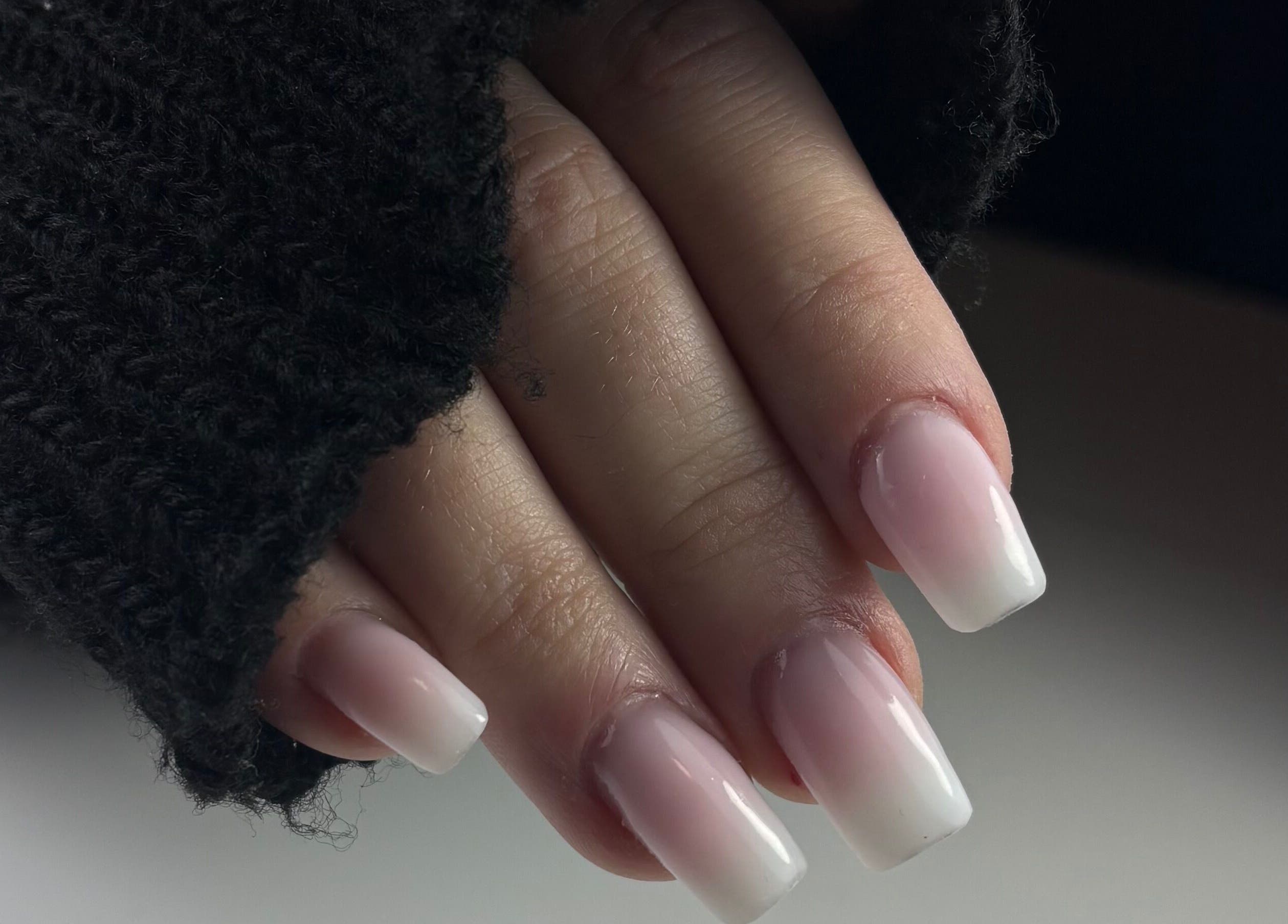 Ongles élégants chez Ogee.nails69 à Décines-charpieu, Auvergne-rhône-alpes, FR, manucure sophistiquée.