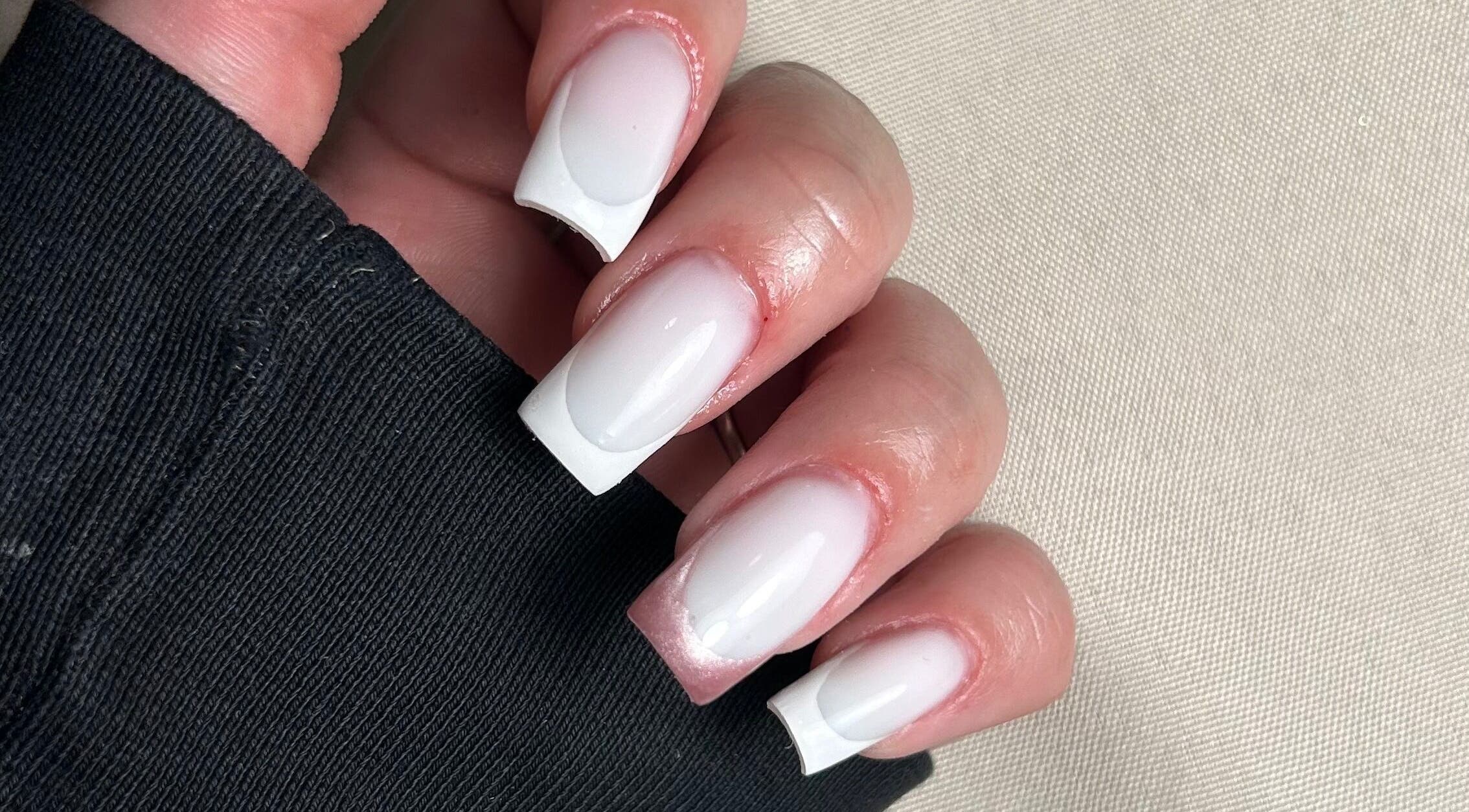 Manucure française élégante chez Ogee.nails69, Décines-charpieu, Auvergne-rhône-alpes, FR.