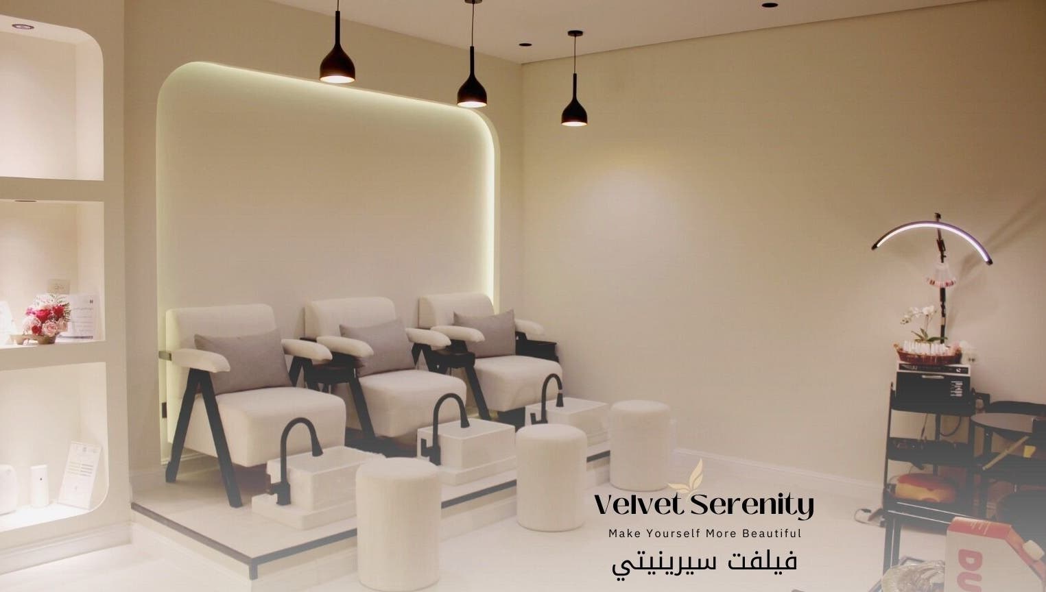 صالون فيلفيت سيرينيتي، الرياض، يضم كراسي بيضاء مريحة لجلسات الاسترخاء.