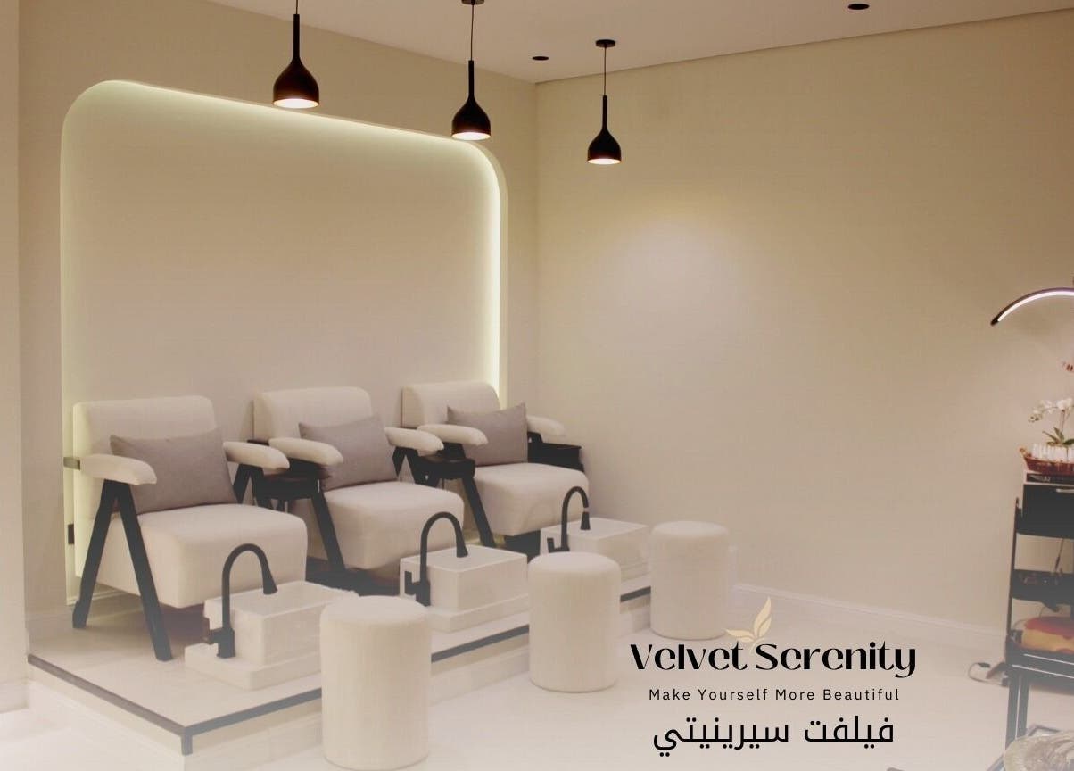 صالون فيلفيت سيرينيتي، الرياض، يضم كراسي بيضاء مريحة لجلسات الاسترخاء.
