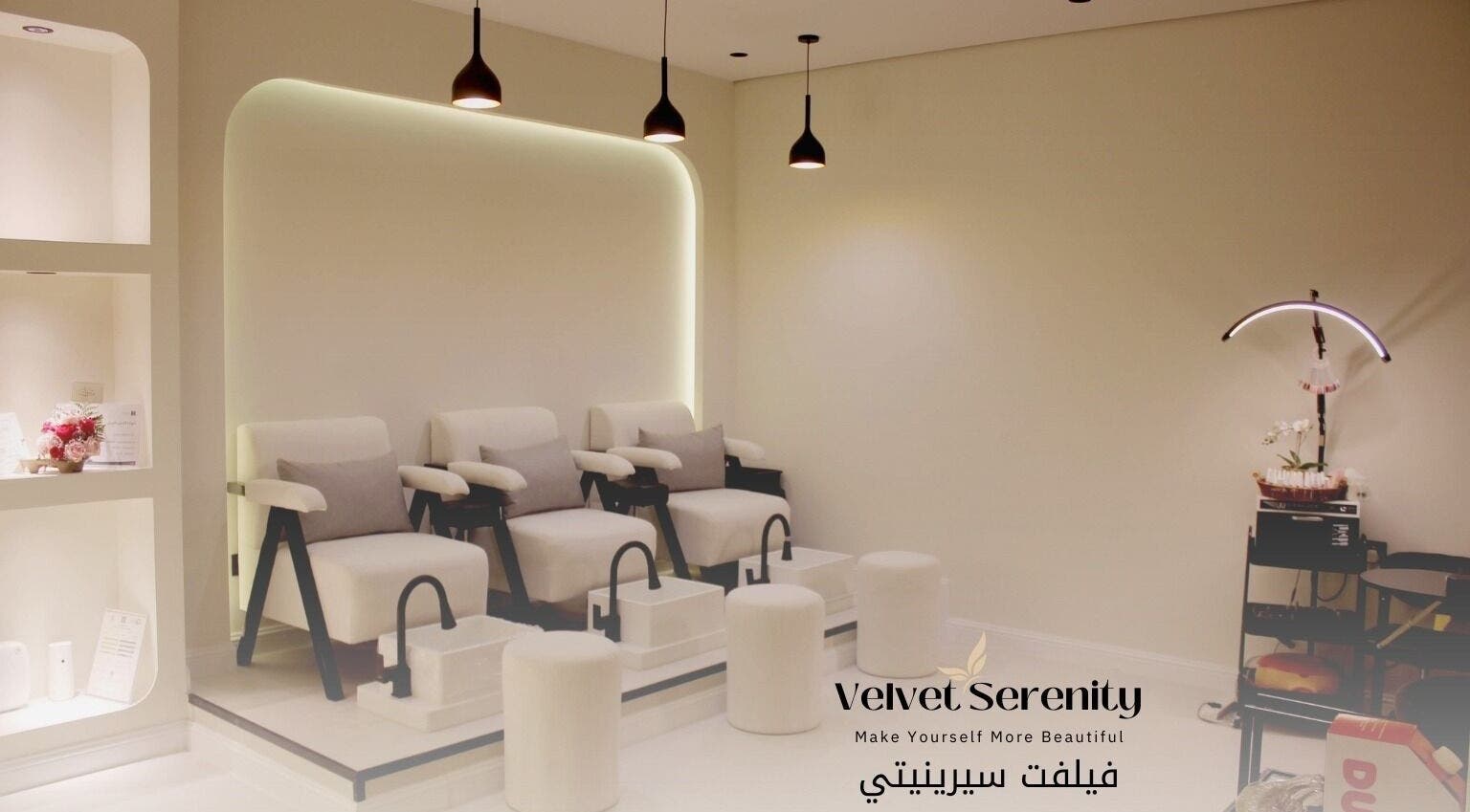 صالون فيلفيت سيرينيتي، الرياض، يضم كراسي بيضاء مريحة لجلسات الاسترخاء.