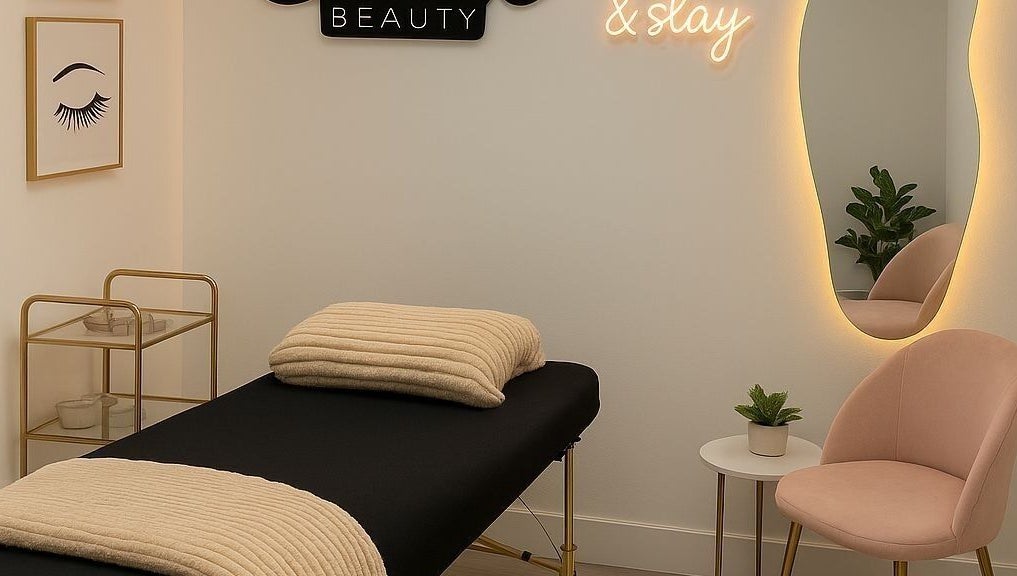 Interior de Tannia Beauty Studio en Guatemala con cama de tratamiento y decoración moderna.