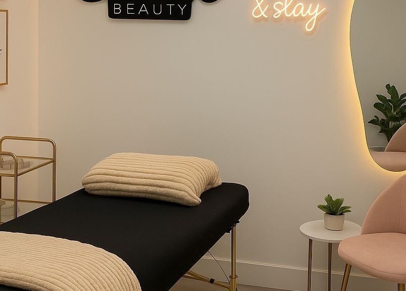 Interior de Tannia Beauty Studio en Guatemala con cama de tratamiento y decoración moderna.