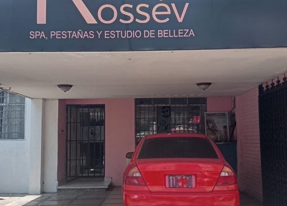 Fachada del Tannia Beauty Studio en Guatemala, Guatemala, GT, con un coche rojo aparcado.