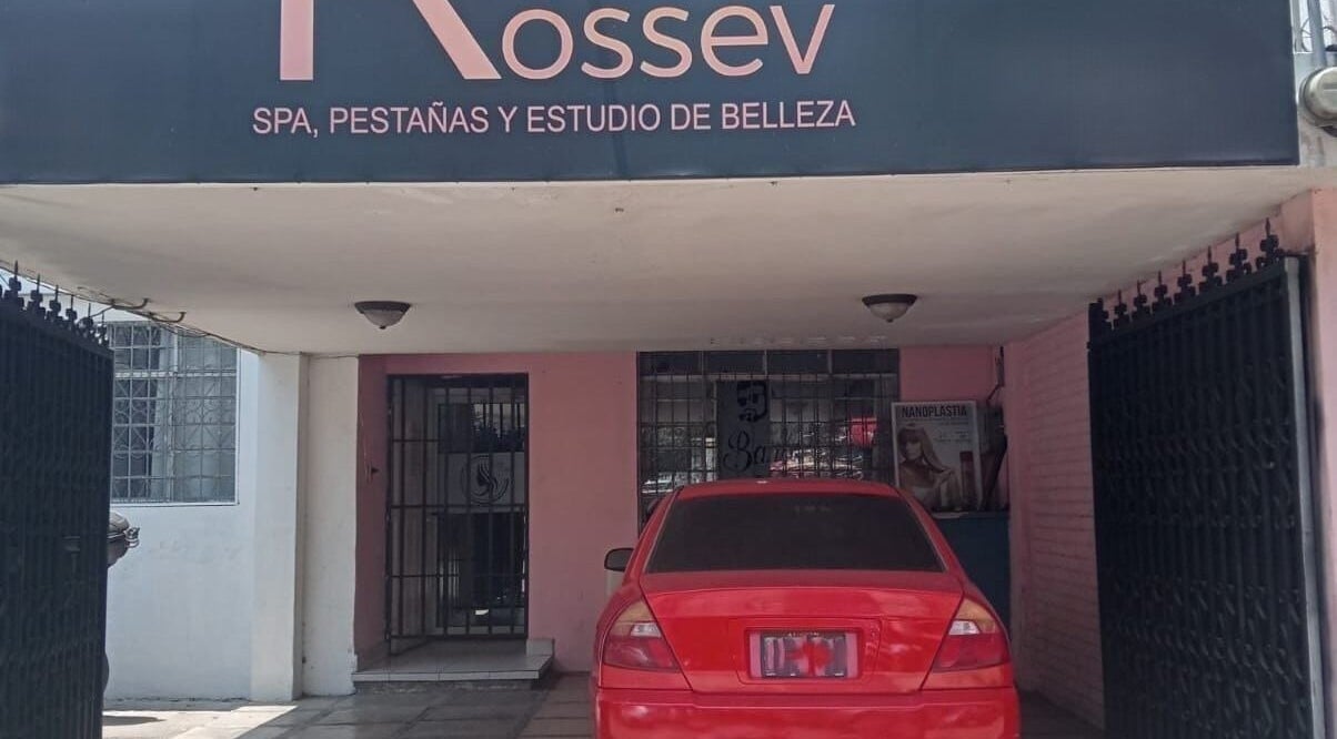 Fachada del Tannia Beauty Studio en Guatemala, Guatemala, GT, con un coche rojo aparcado.