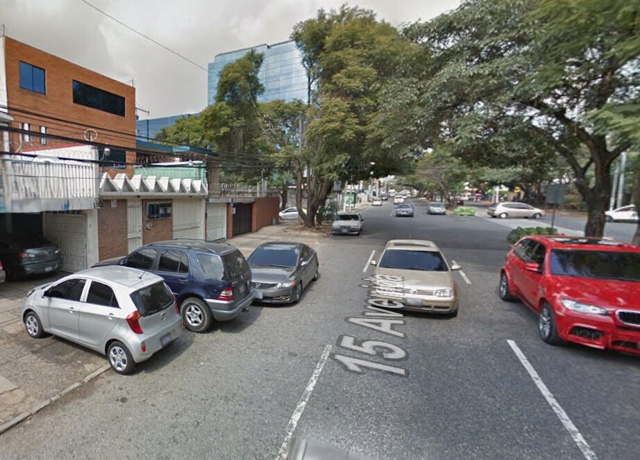 Calle arbolada cerca de Tannia Beauty Studio, Guatemala, Guatemala, GT, destaca la accesibilidad del lugar.