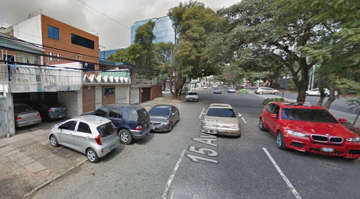 Calle arbolada cerca de Tannia Beauty Studio, Guatemala, Guatemala, GT, destaca la accesibilidad del lugar.