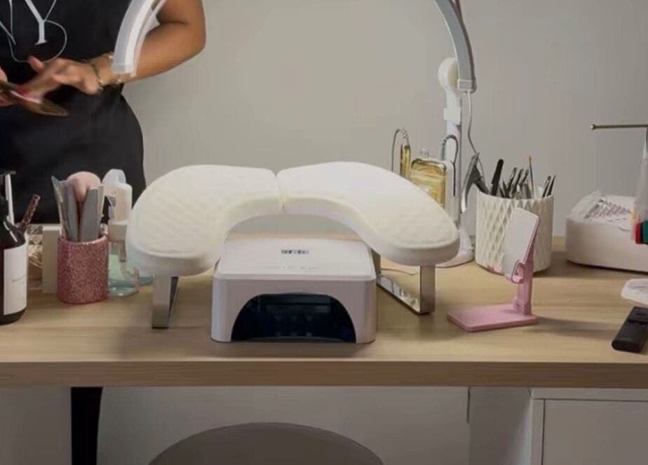 Table de manucure à Nyly institut, Lyon, Auvergne-rhône-alpes, FR avec équipement moderne et lumineux.