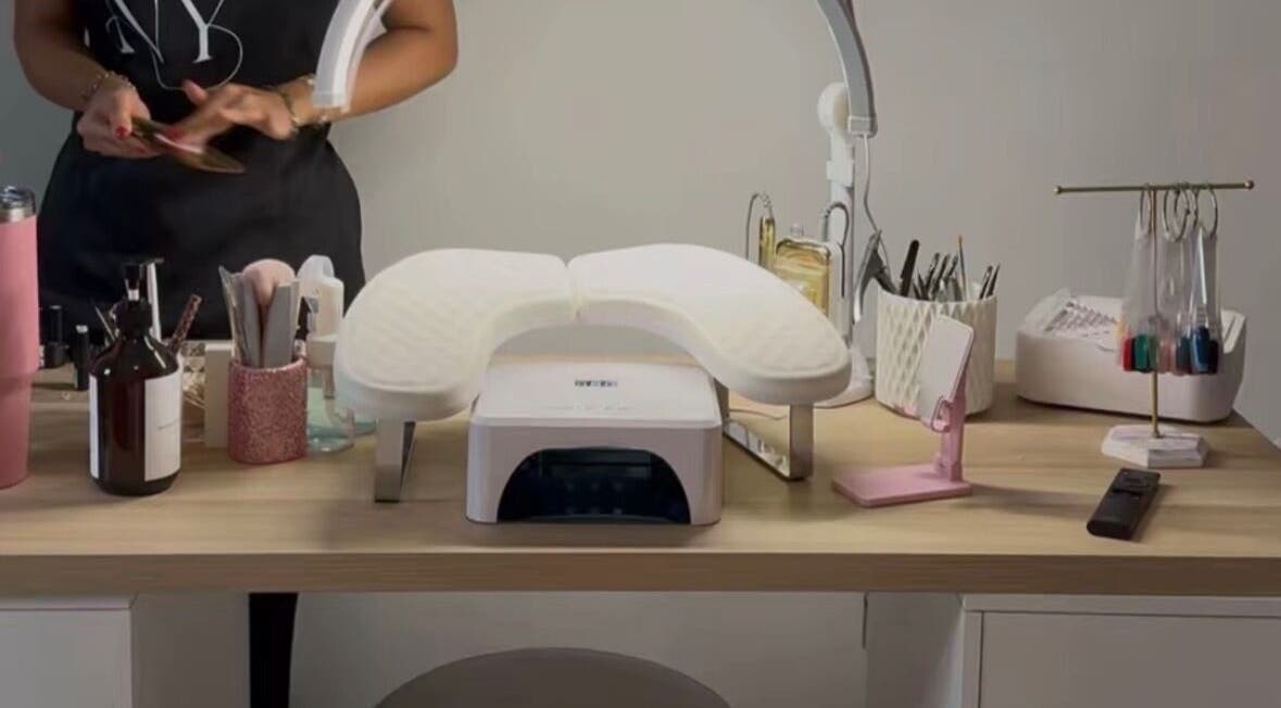 Table de manucure à Nyly institut, Lyon, Auvergne-rhône-alpes, FR avec équipement moderne et lumineux.