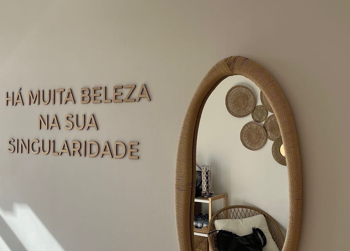 Interior acolhedor de Raquel Meireles com espelho oval e decoração sofisticada em Viana Do Castelo, PT.