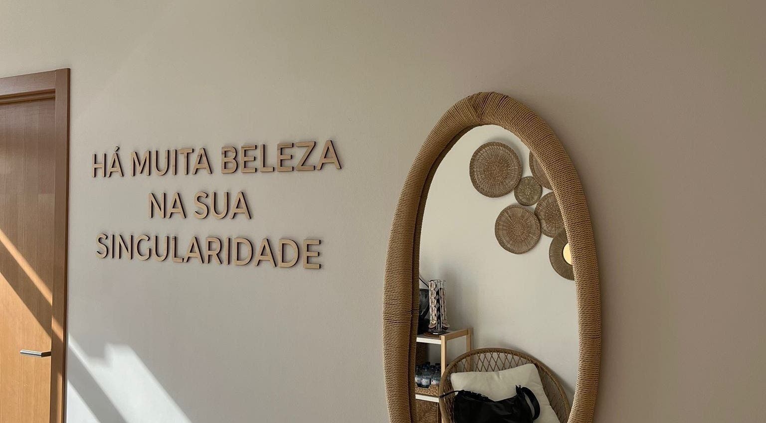 Interior acolhedor de Raquel Meireles com espelho oval e decoração sofisticada em Viana Do Castelo, PT.