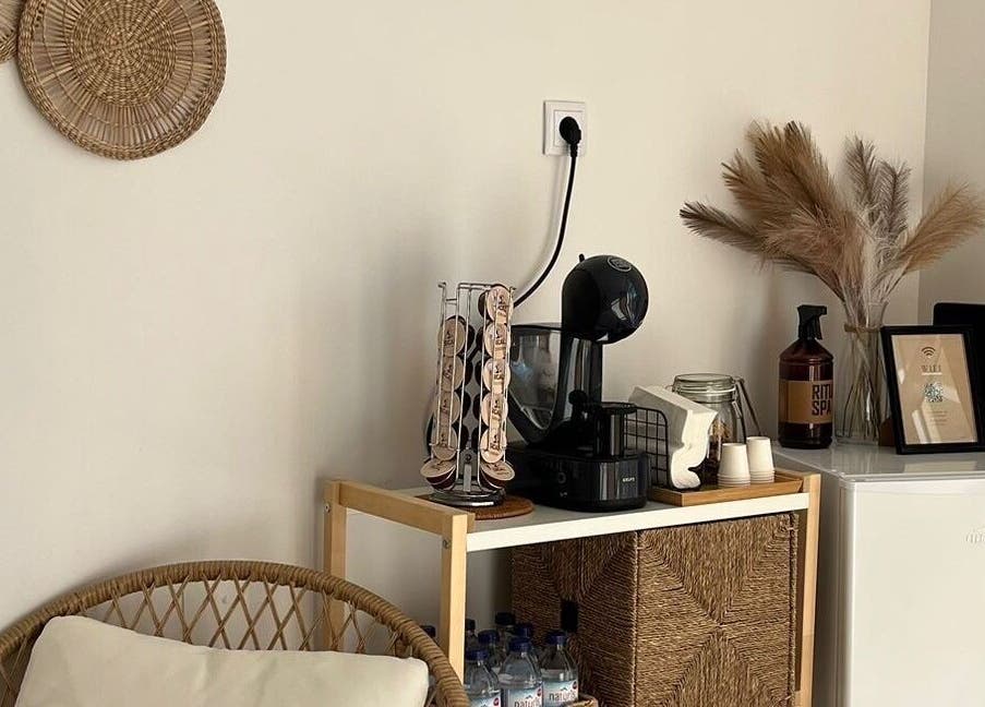 Canto aconchegante em Raquel Meireles, Viana Do Castelo, PT com cafeteira e decoração de vime.