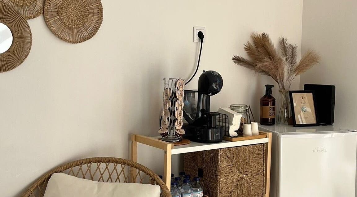 Espaço acolhedor em Raquel Meireles, Viana Do Castelo, PT, com cafeteira e decoração natural.