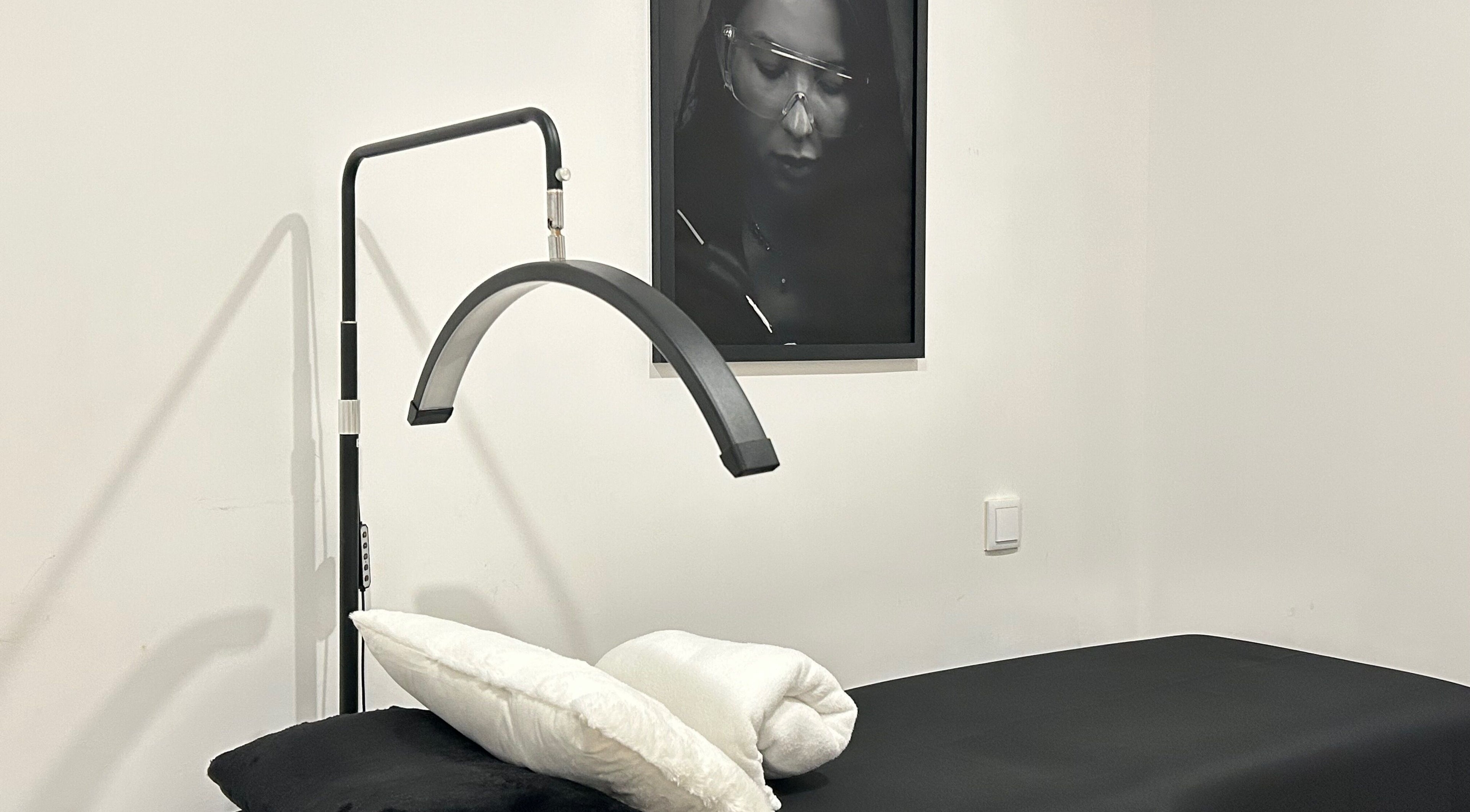 Sala de estética na Raquel Meireles, Viana Do Castelo, PT, com iluminação moderna e decoração elegante.