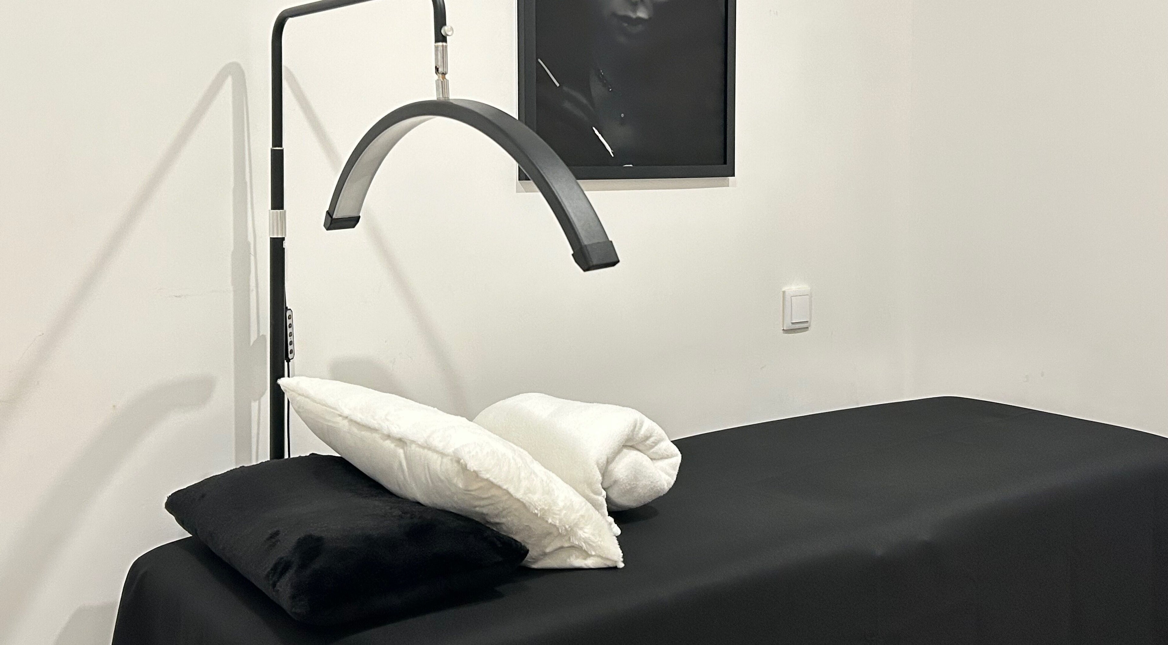 Mesa de tratamento em Raquel Meireles, Viana Do Castelo, PT, com iluminação moderna.