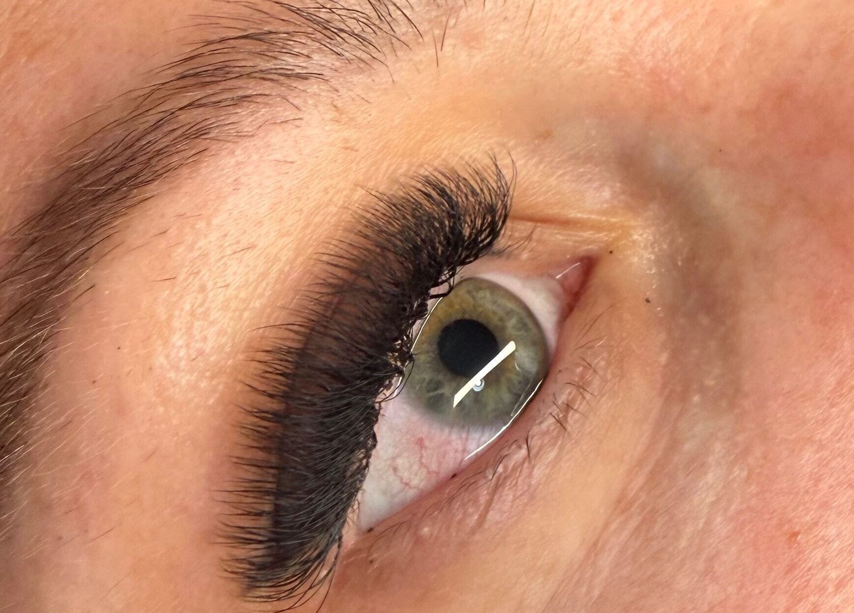 Przedłużone rzęsy w Lash with Me, Warrington, England, GB. Widok oka z bliska.