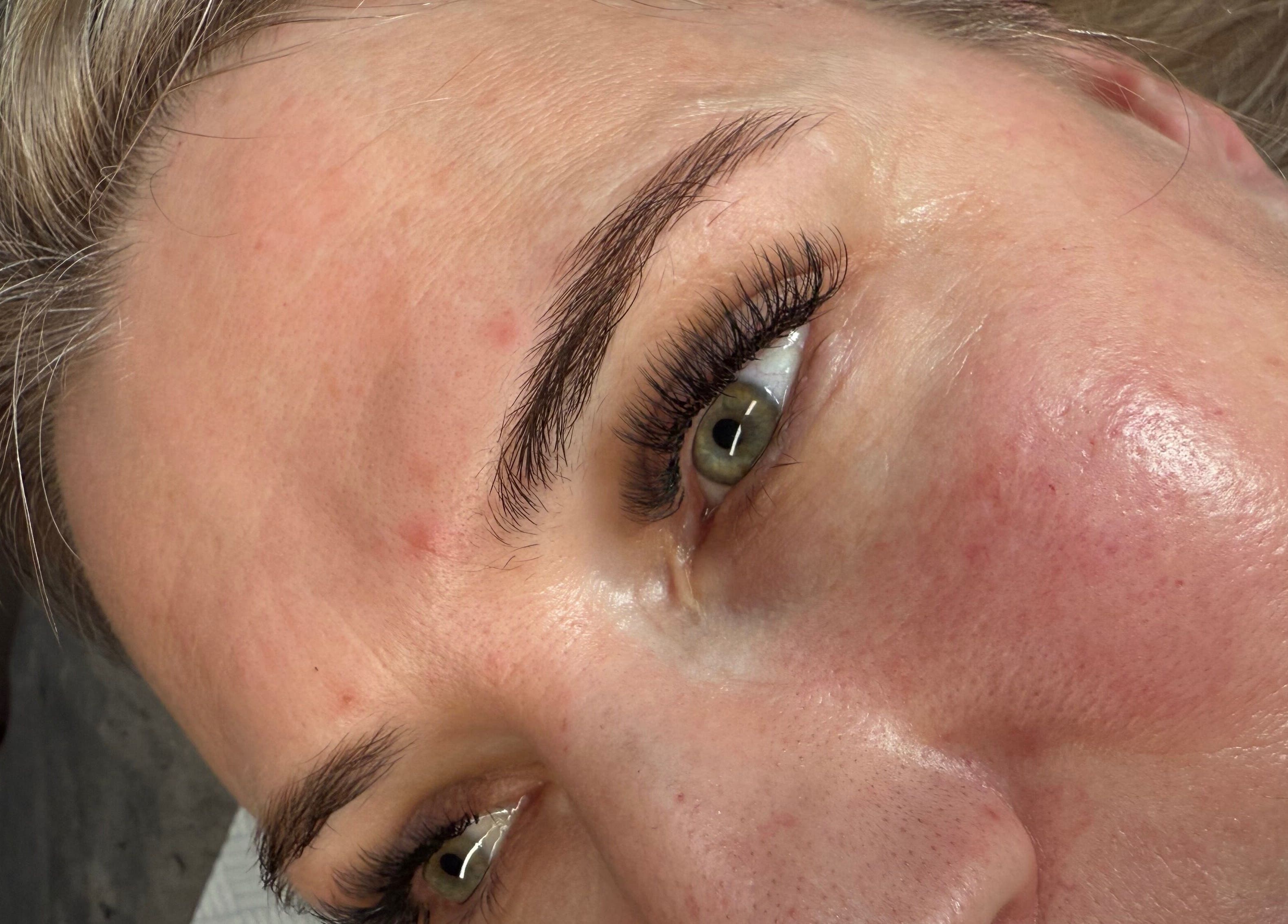 Bliskie ujęcie rzęs po zabiegu w Lash with Me, Warrington, England, GB.