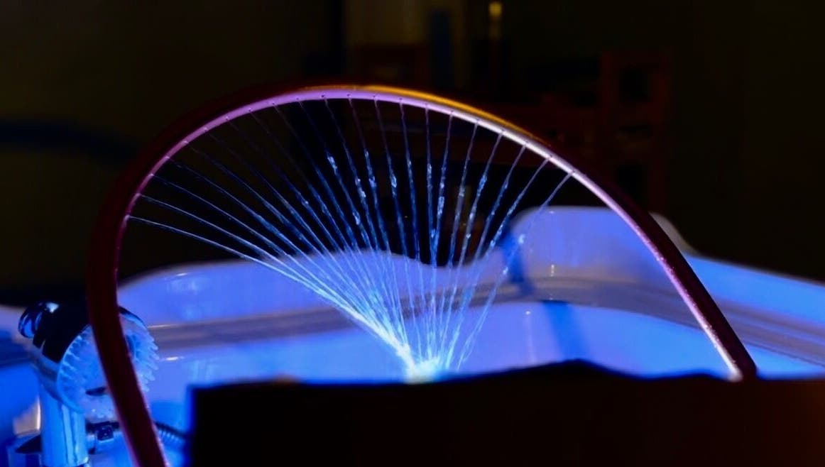 Jet d'eau lumineux au spa Enea Head Spa à Bidart, Nouvelle-Aquitaine, FR.