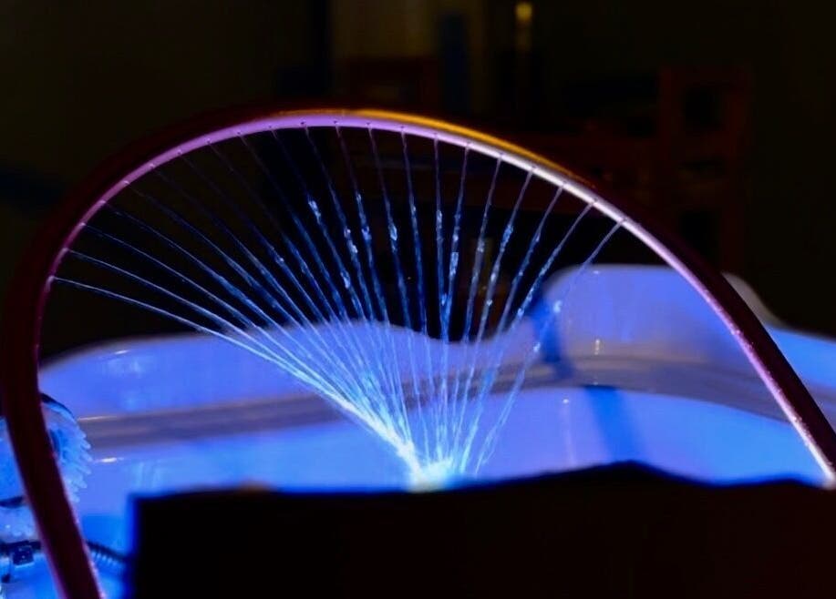 Jet d'eau lumineux au spa Enea Head Spa à Bidart, Nouvelle-Aquitaine, FR.