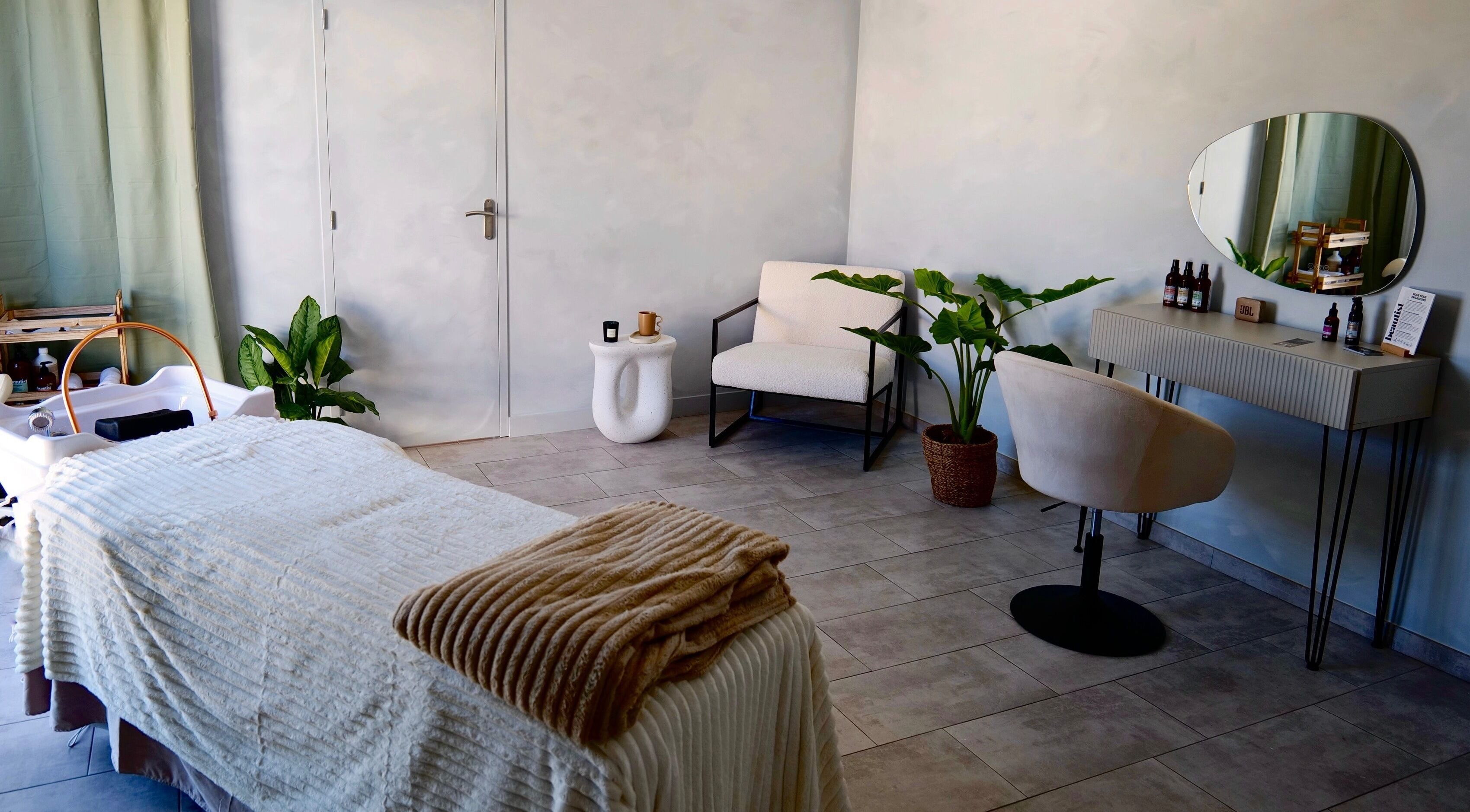 Salle de spa élégante à Enea Head Spa, Bidart, Nouvelle-Aquitaine, FR, offrant tranquillité et détente.